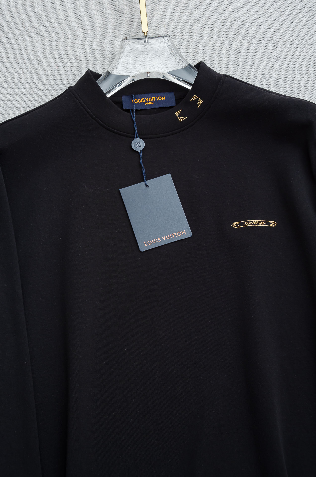 LV 25FW秋冬新款 立体刺绣男士长袖T恤衫#把重心都放在了面料上，表面清晰可见的细格肌理，足以凸显出