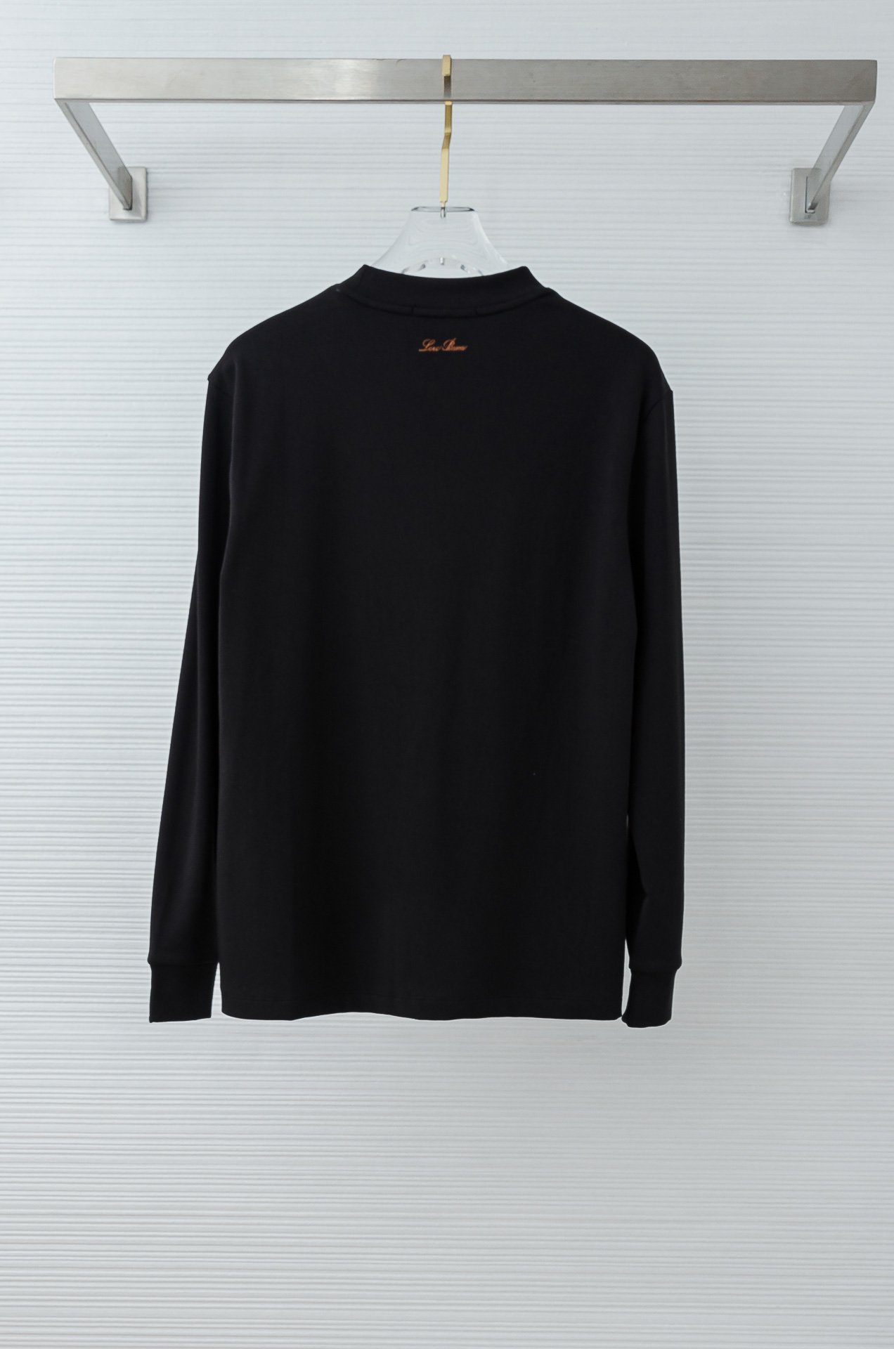 LFW秋冬新款 立体刺绣男士长袖T恤衫#把重心都放在了面料上，表面清晰可见的细格肌理，足以凸显出它的高级