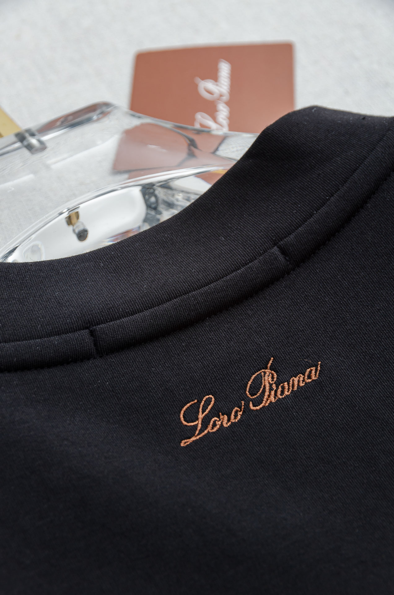 LFW秋冬新款 立体刺绣男士长袖T恤衫#把重心都放在了面料上，表面清晰可见的细格肌理，足以凸显出它的高级