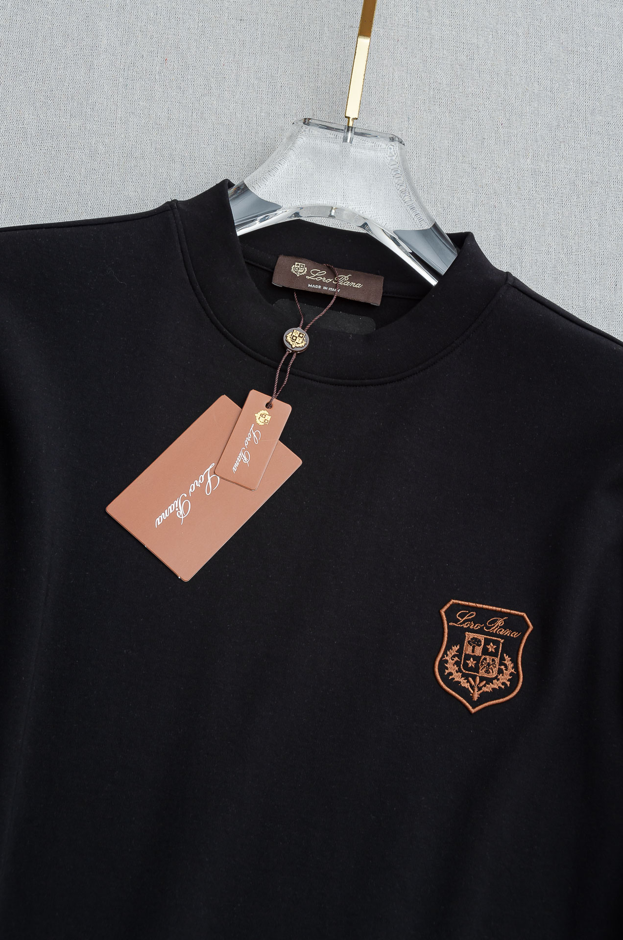 LFW秋冬新款 立体刺绣男士长袖T恤衫#把重心都放在了面料上，表面清晰可见的细格肌理，足以凸显出它的高级