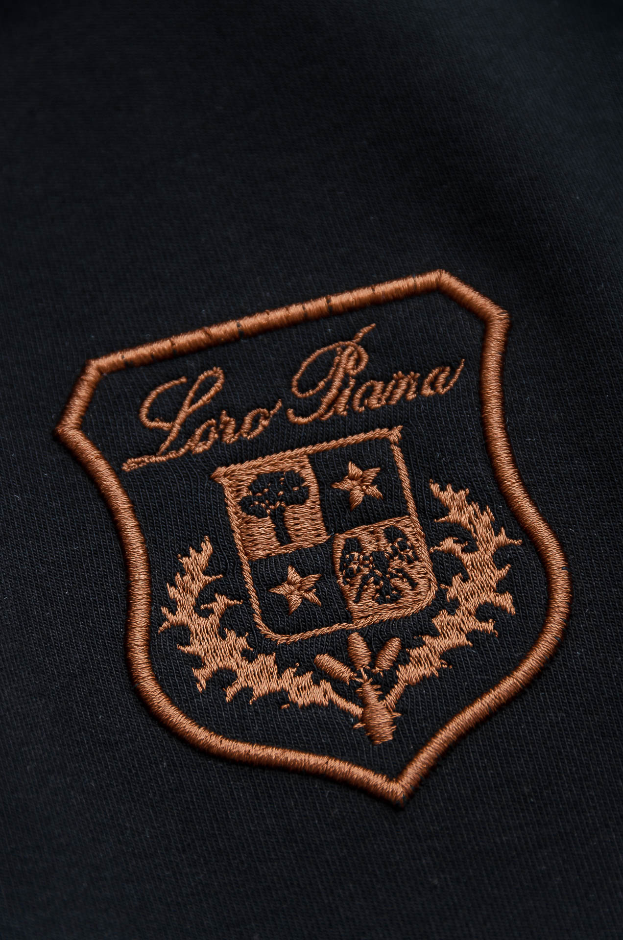 LFW秋冬新款 立体刺绣男士长袖T恤衫#把重心都放在了面料上，表面清晰可见的细格肌理，足以凸显出它的高级