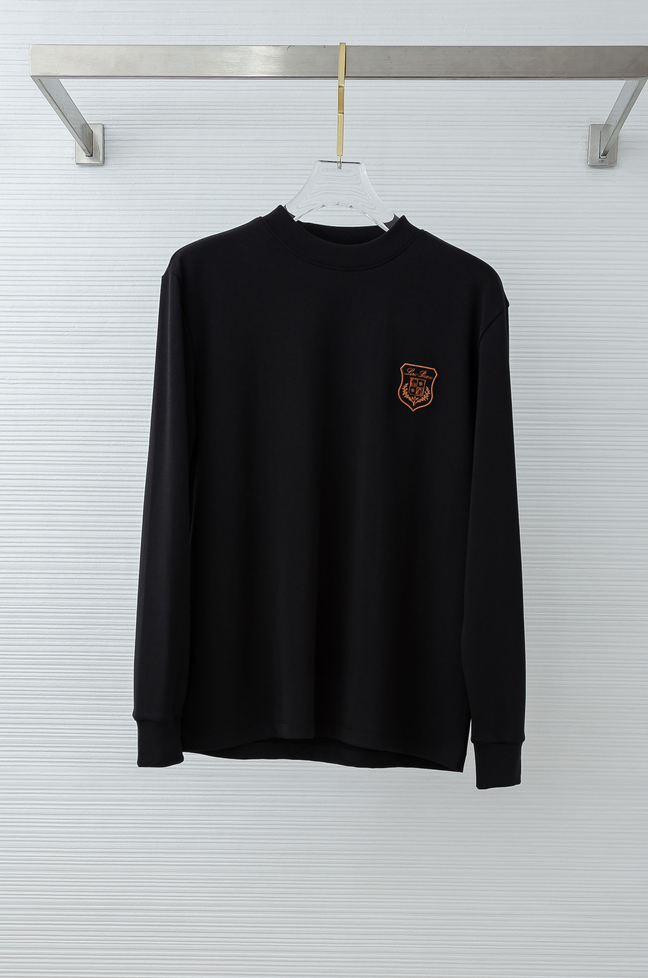 LFW秋冬新款 立体刺绣男士长袖T恤衫#把重心都放在了面料上，表面清晰可见的细格肌理，足以凸显出它的高级