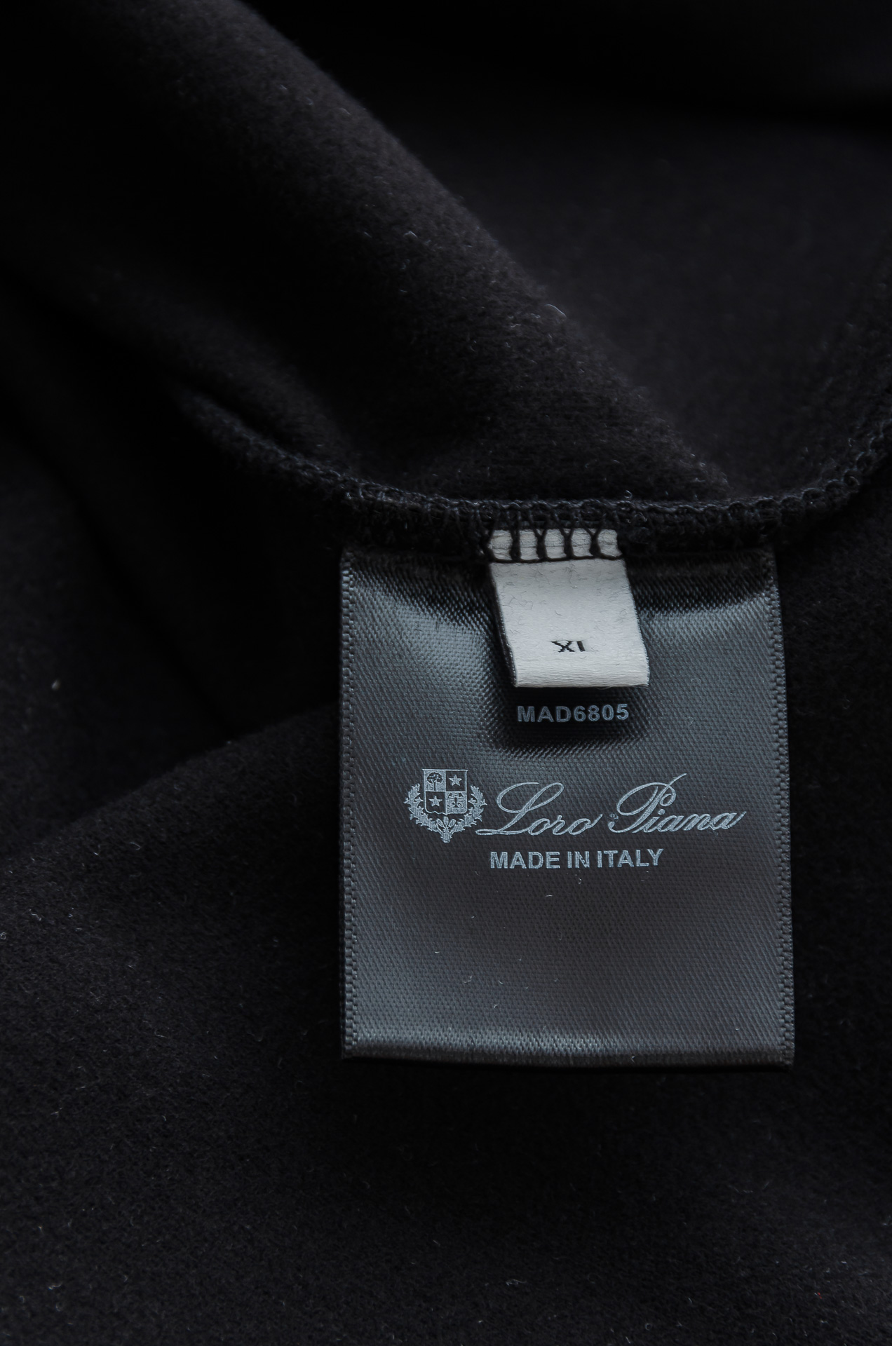 LFW秋冬新款 立体刺绣男士长袖T恤衫#把重心都放在了面料上，表面清晰可见的细格肌理，足以凸显出它的高级