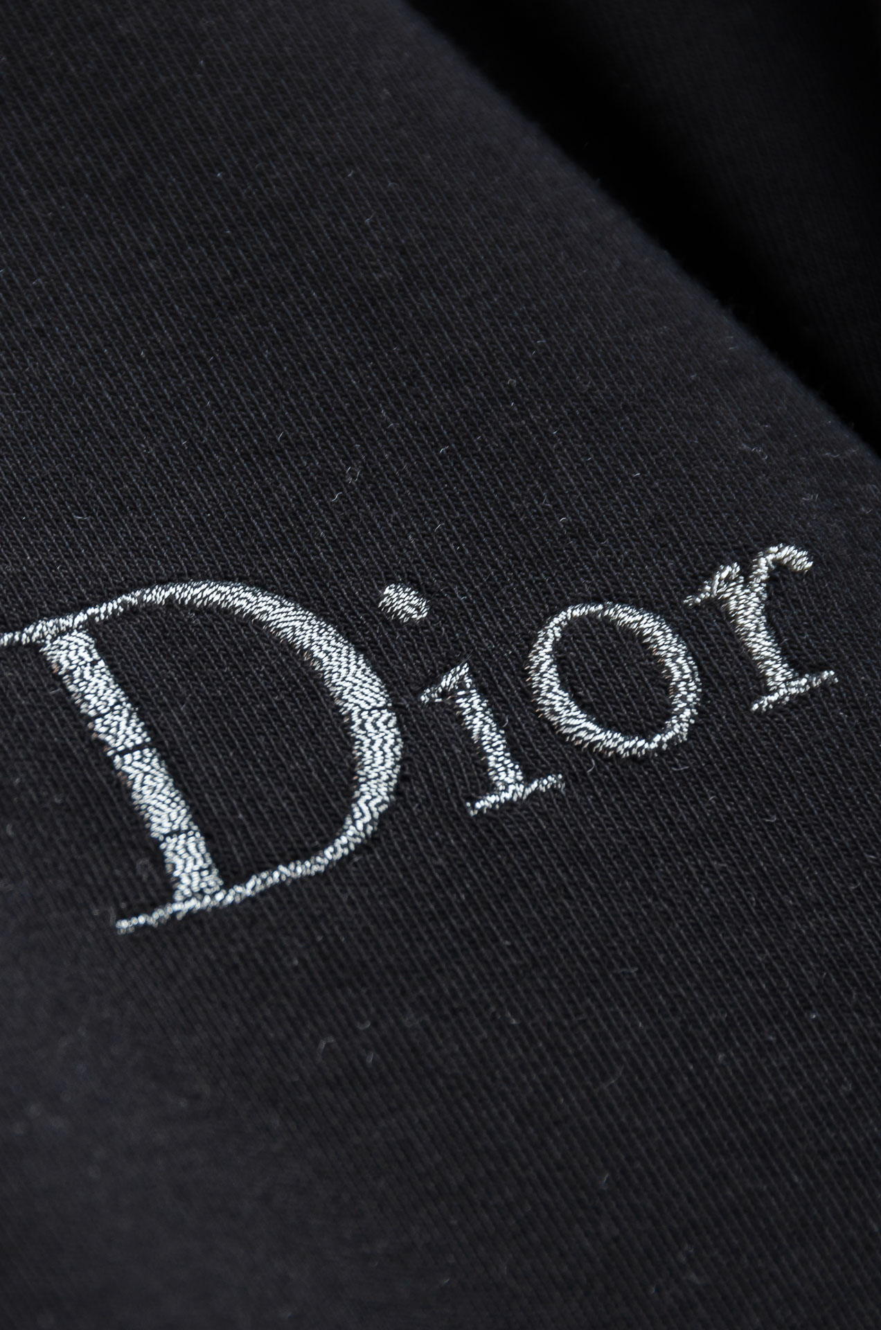 Dior 迪奥25FW秋冬新款 立体刺绣男士长袖T恤衫#把重心都放在了面料上，表面清晰可见的细格肌理，足