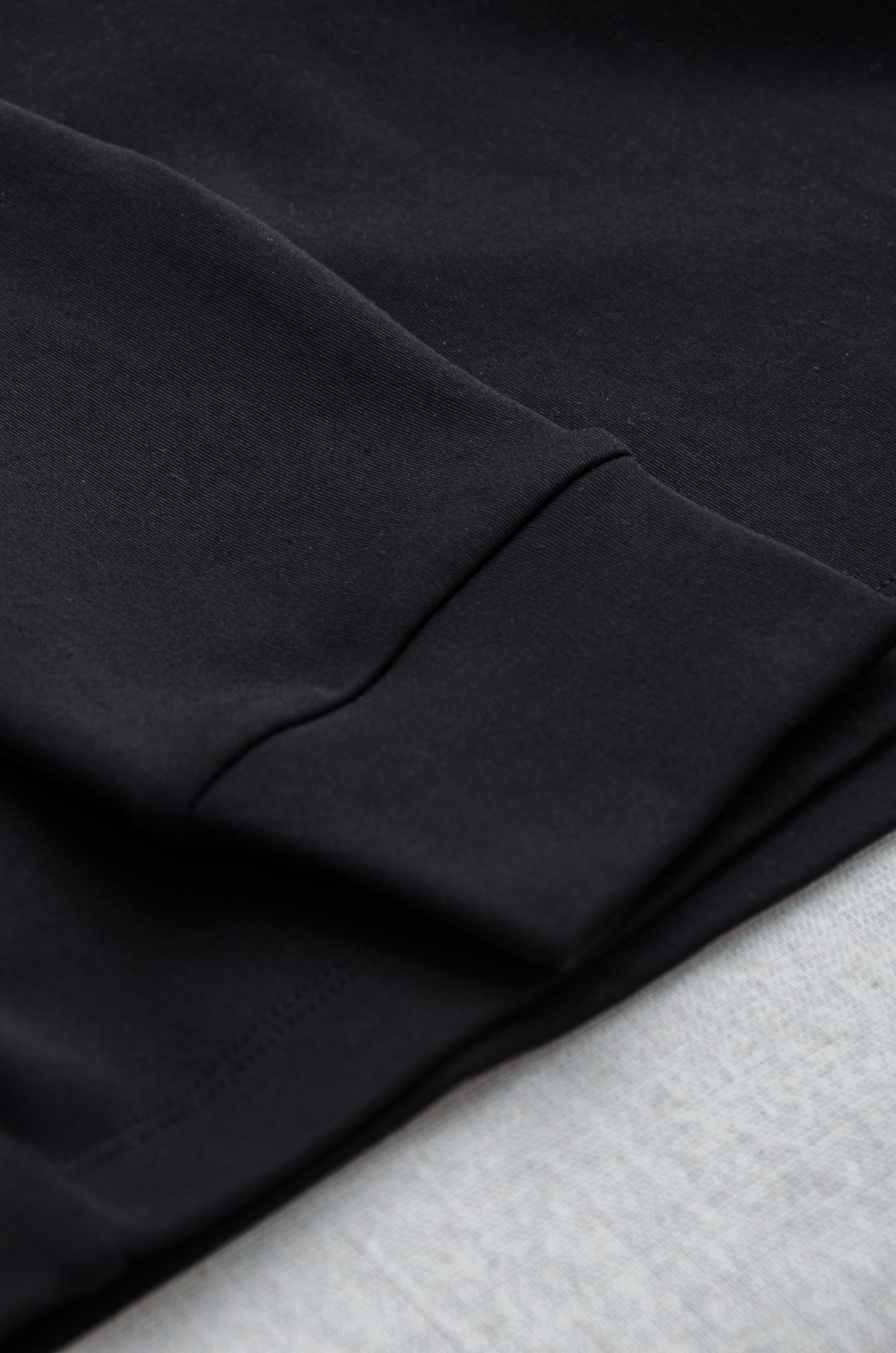 Gu#cci 25FW秋冬新款 立体刺绣男士长袖T恤衫#把重心都放在了面料上，表面清晰可见的细格肌理，足