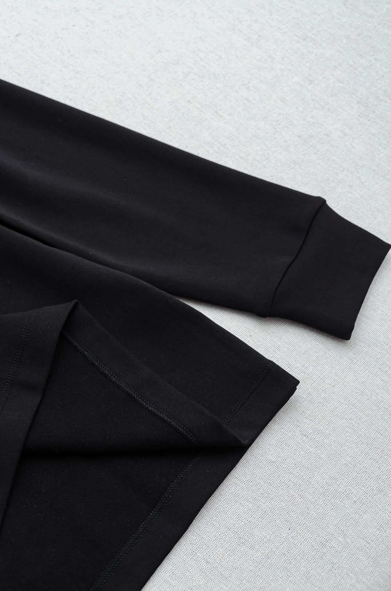 Gu#cci 25FW秋冬新款 立体刺绣男士长袖T恤衫#把重心都放在了面料上，表面清晰可见的细格肌理，足