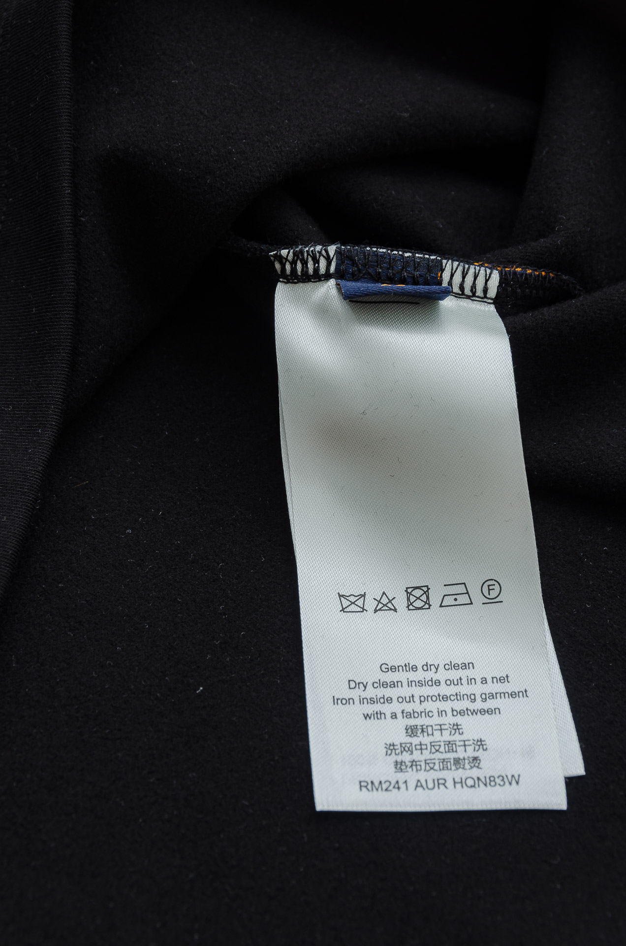 LV 25FW秋冬新款 立体刺绣男士长袖T恤衫#把重心都放在了面料上，表面清晰可见的细格肌理，足以凸显出