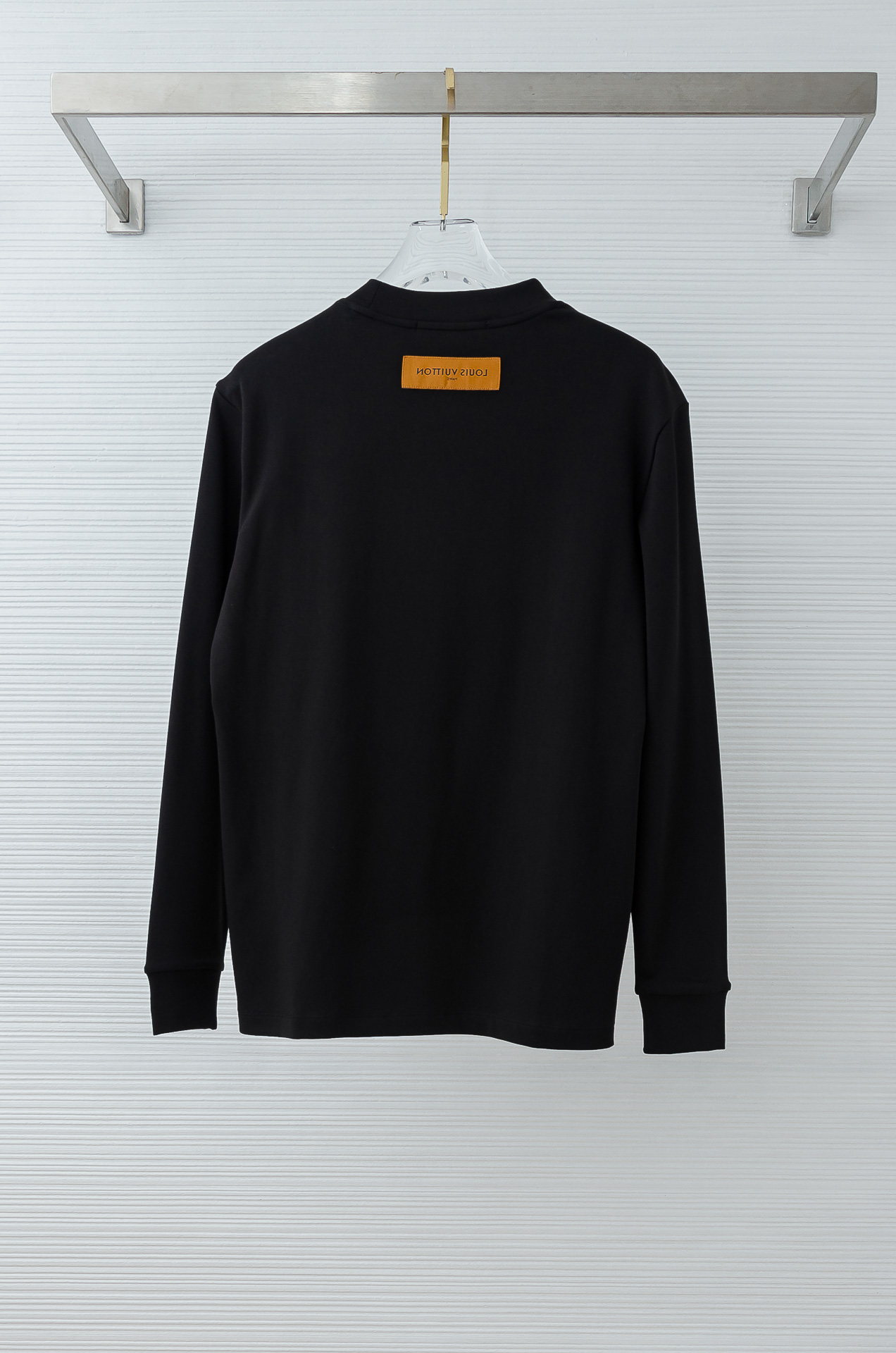 LV 25FW秋冬新款 立体刺绣男士长袖T恤衫#把重心都放在了面料上，表面清晰可见的细格肌理，足以凸显出