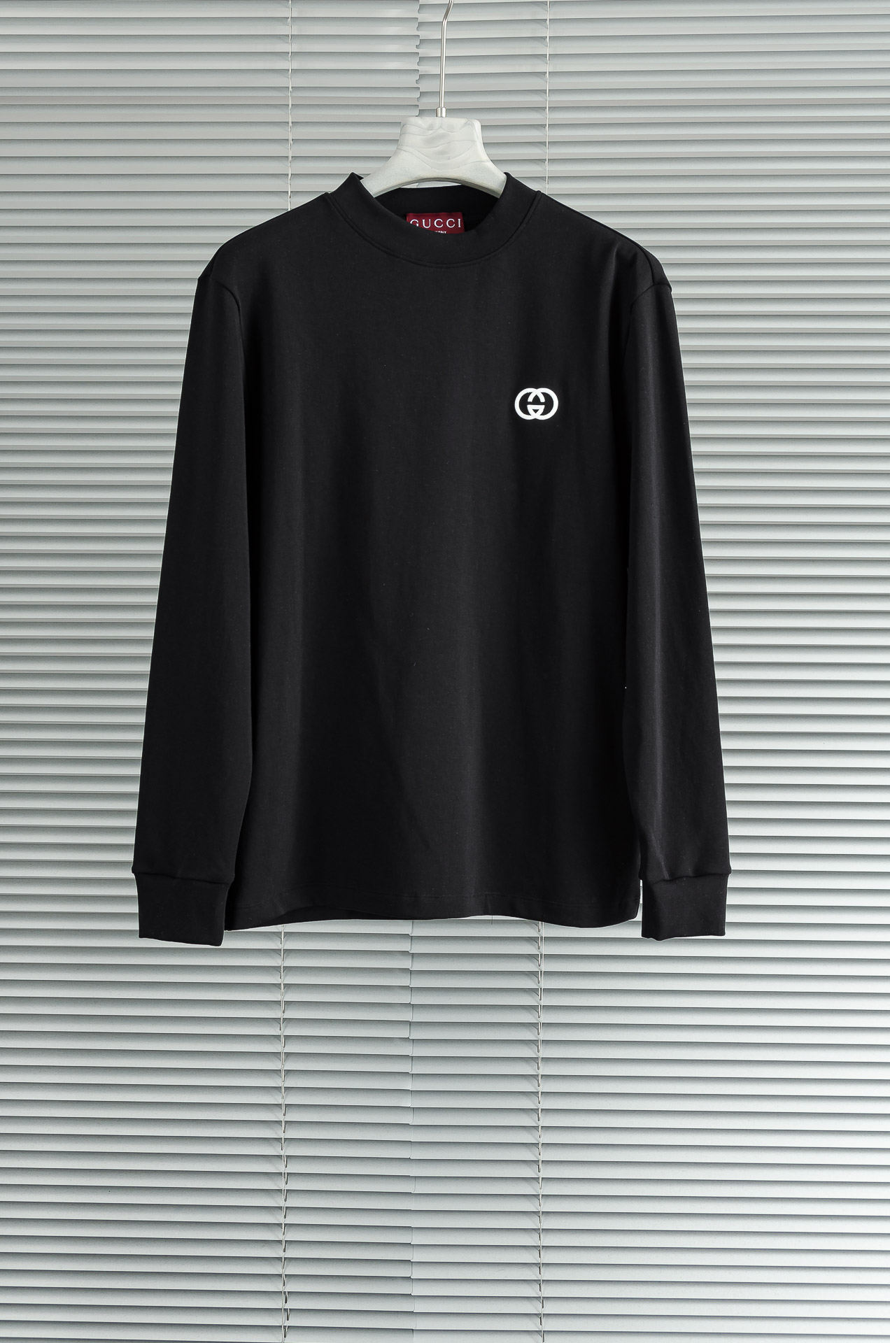 Gucc*i 25FW秋冬新款 立体刺绣男士长袖T恤衫#把重心都放在了面料上，表面清晰可见的细格肌理，足