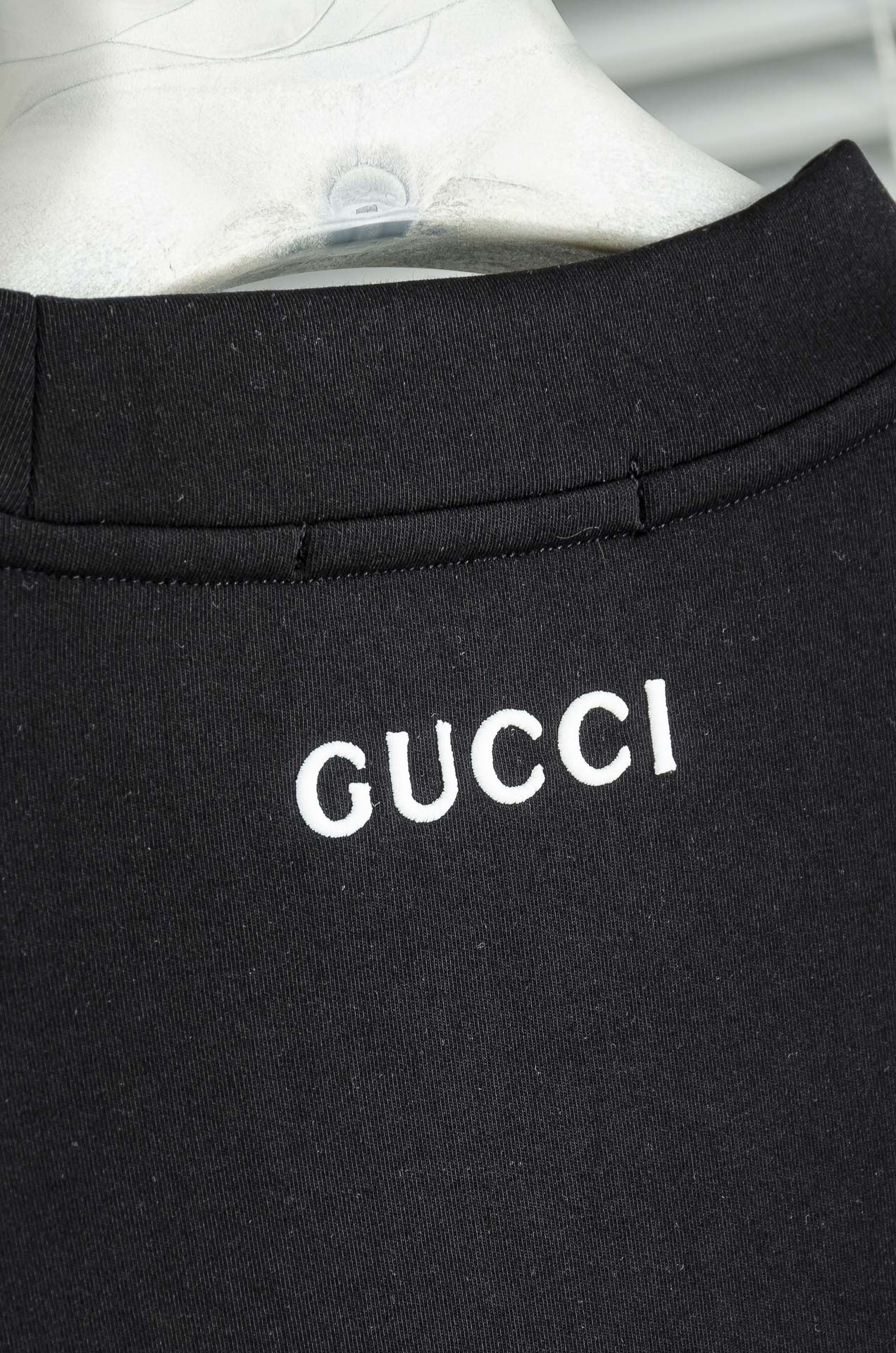 Gucc*i 25FW秋冬新款 立体刺绣男士长袖T恤衫#把重心都放在了面料上，表面清晰可见的细格肌理，足