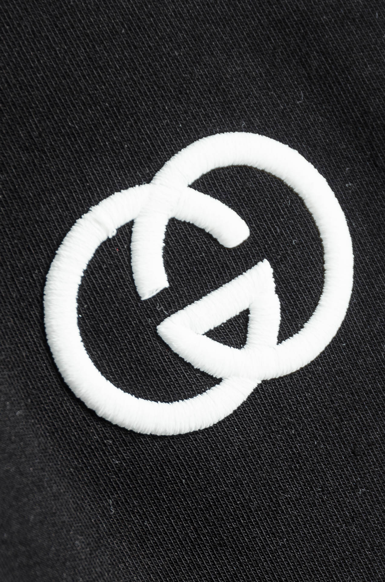 Gucc*i 25FW秋冬新款 立体刺绣男士长袖T恤衫#把重心都放在了面料上，表面清晰可见的细格肌理，足