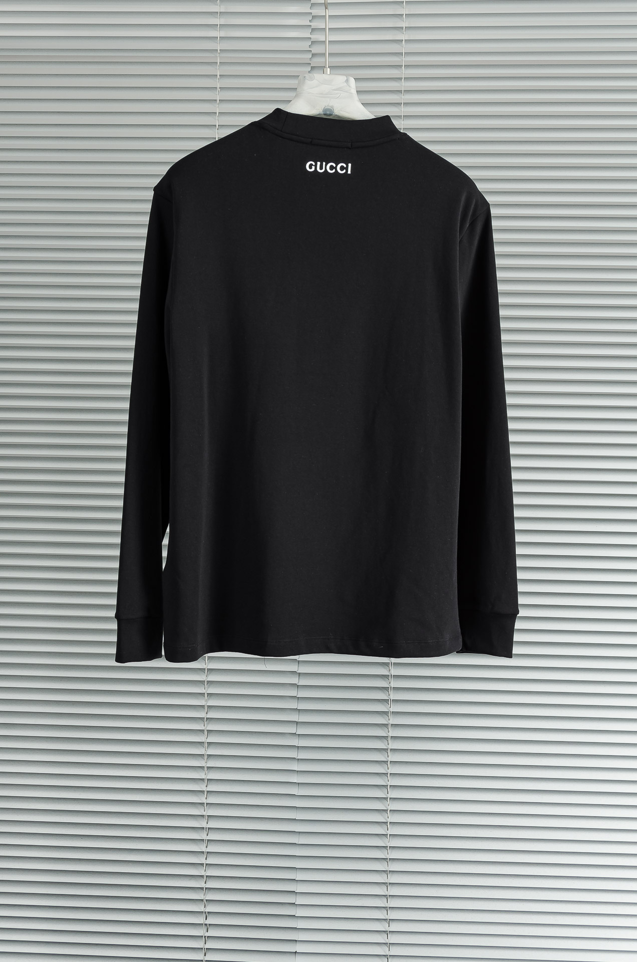Gucc*i 25FW秋冬新款 立体刺绣男士长袖T恤衫#把重心都放在了面料上，表面清晰可见的细格肌理，足