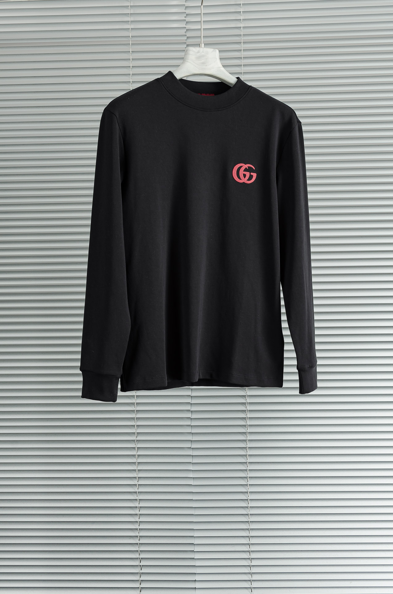 Gucc*i 25FW秋冬新款 立体刺绣男士长袖T恤衫#把重心都放在了面料上，表面清晰可见的细格肌理，足