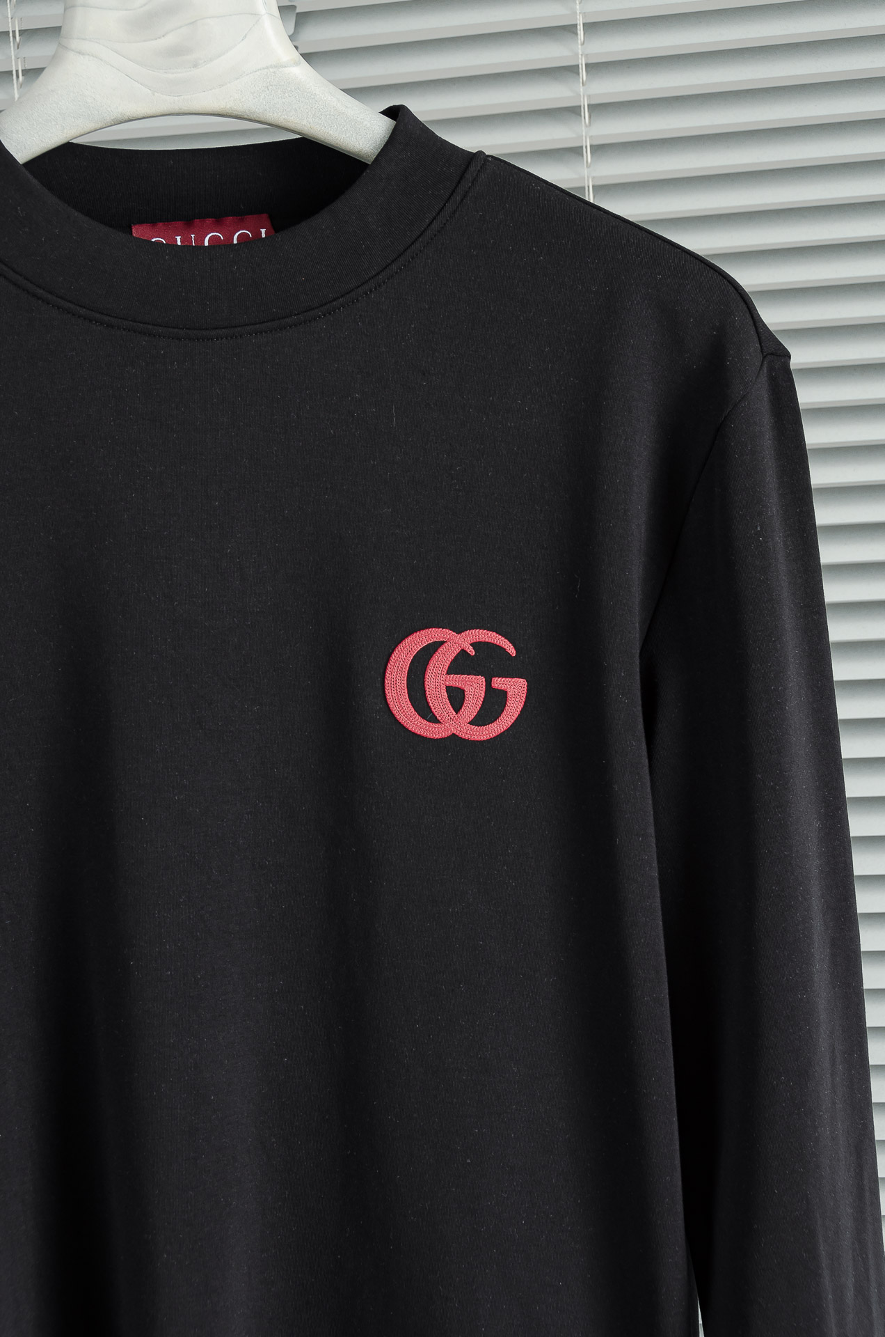 Gucc*i 25FW秋冬新款 立体刺绣男士长袖T恤衫#把重心都放在了面料上，表面清晰可见的细格肌理，足