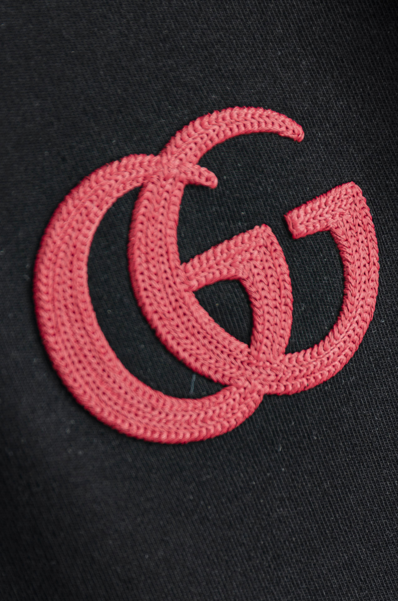 Gucc*i 25FW秋冬新款 立体刺绣男士长袖T恤衫#把重心都放在了面料上，表面清晰可见的细格肌理，足