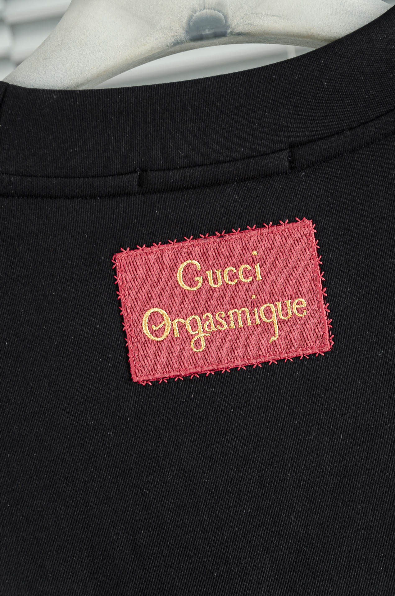 Gucc*i 25FW秋冬新款 立体刺绣男士长袖T恤衫#把重心都放在了面料上，表面清晰可见的细格肌理，足