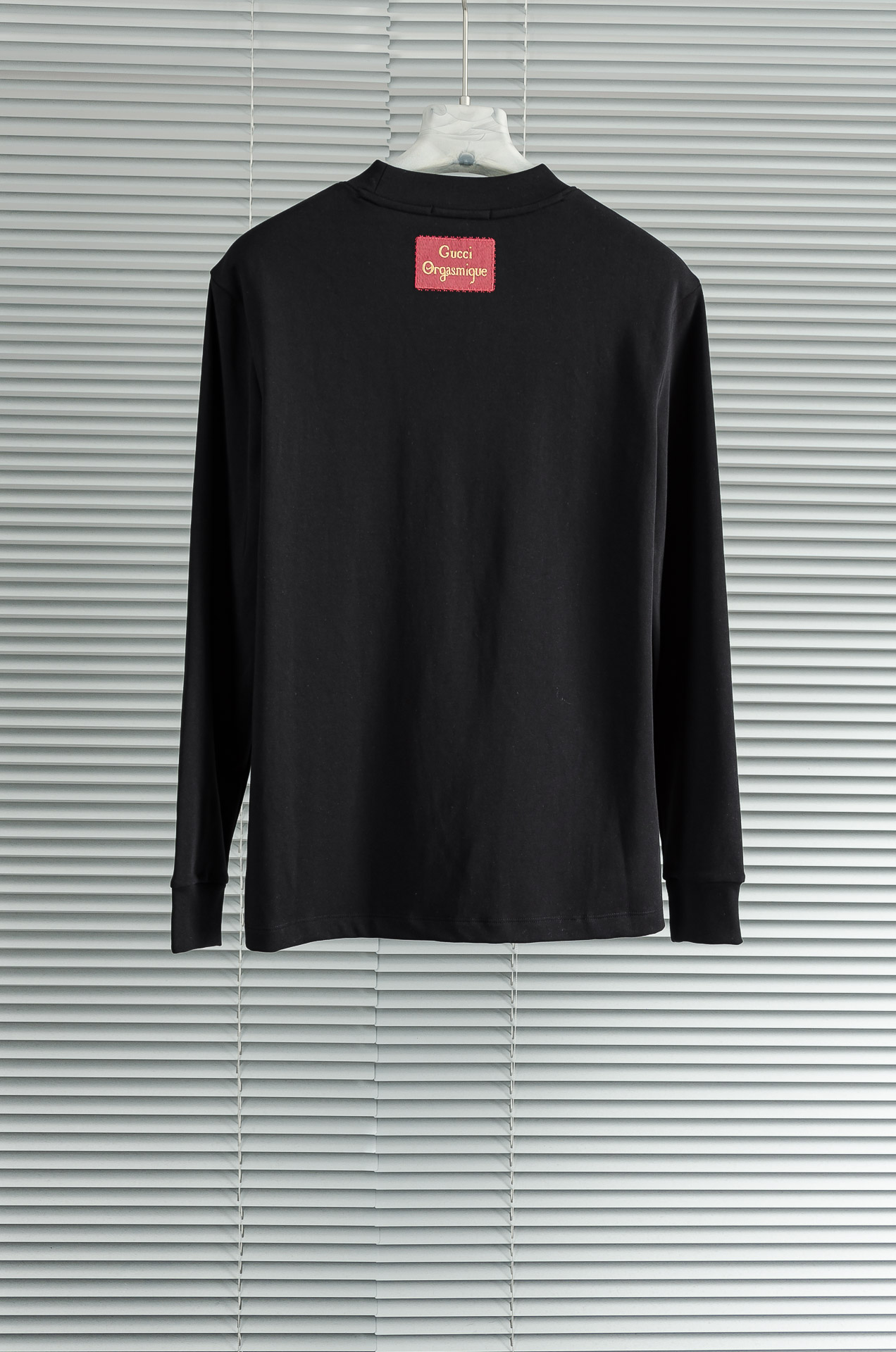 Gucc*i 25FW秋冬新款 立体刺绣男士长袖T恤衫#把重心都放在了面料上，表面清晰可见的细格肌理，足