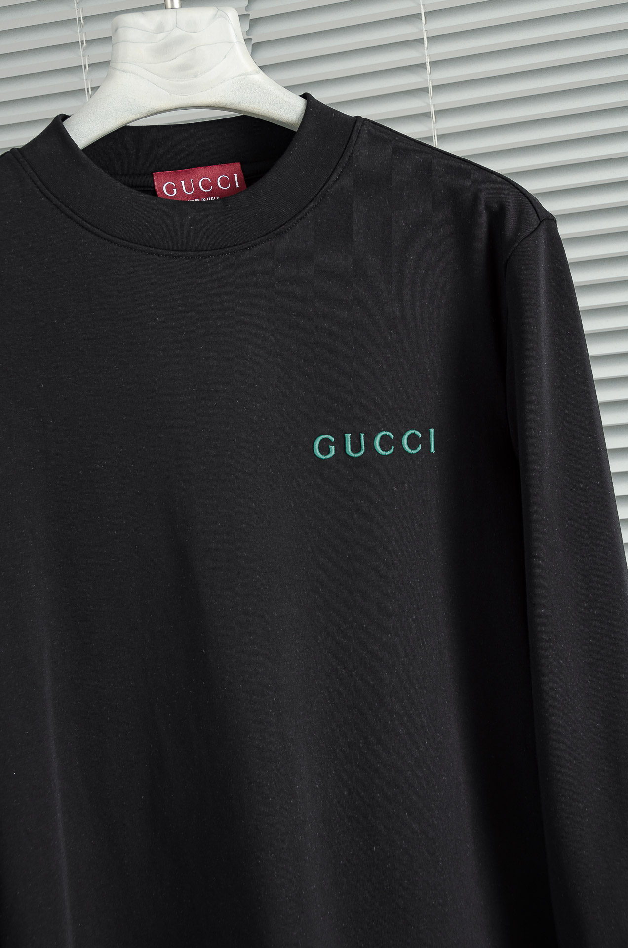 Gucc*i 25FW秋冬新款 立体刺绣男士长袖T恤衫#把重心都放在了面料上，表面清晰可见的细格肌理，足