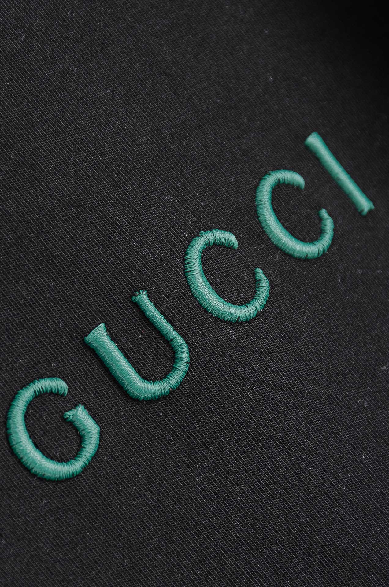 Gucc*i 25FW秋冬新款 立体刺绣男士长袖T恤衫#把重心都放在了面料上，表面清晰可见的细格肌理，足