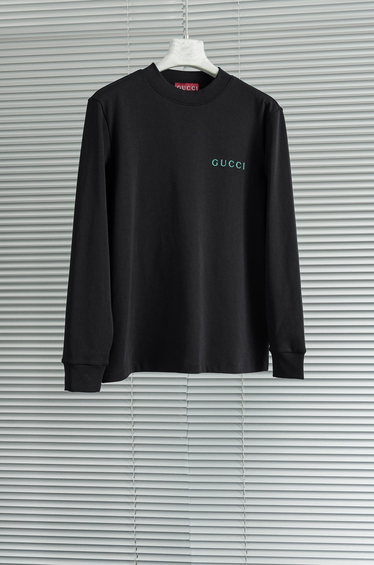 Gucc*i 25FW秋冬新款 立体刺绣男士长袖T恤衫#把重心都放在了面料上，表面清晰可见的细格肌理，足