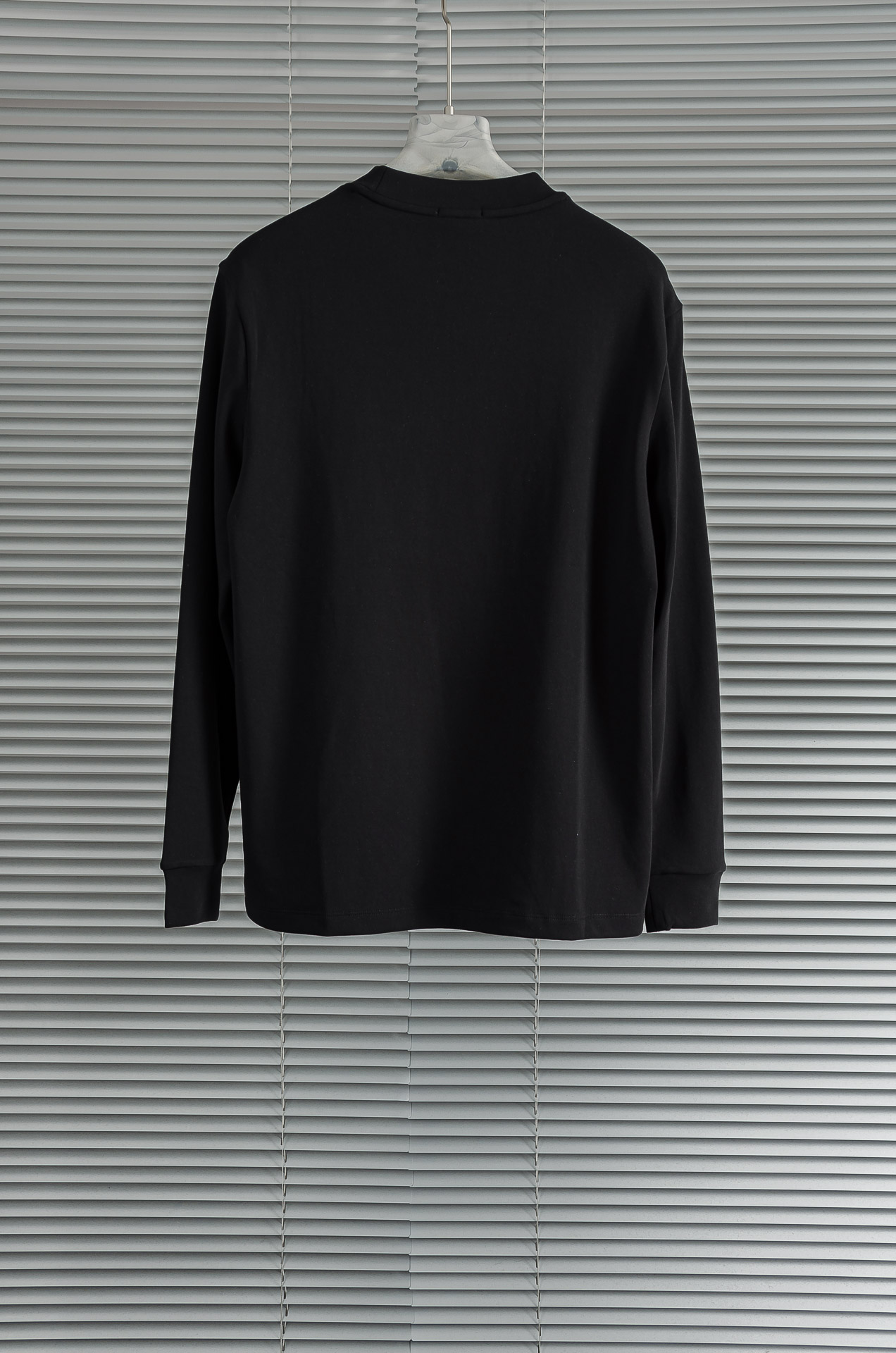 Gucc*i 25FW秋冬新款 立体刺绣男士长袖T恤衫#把重心都放在了面料上，表面清晰可见的细格肌理，足