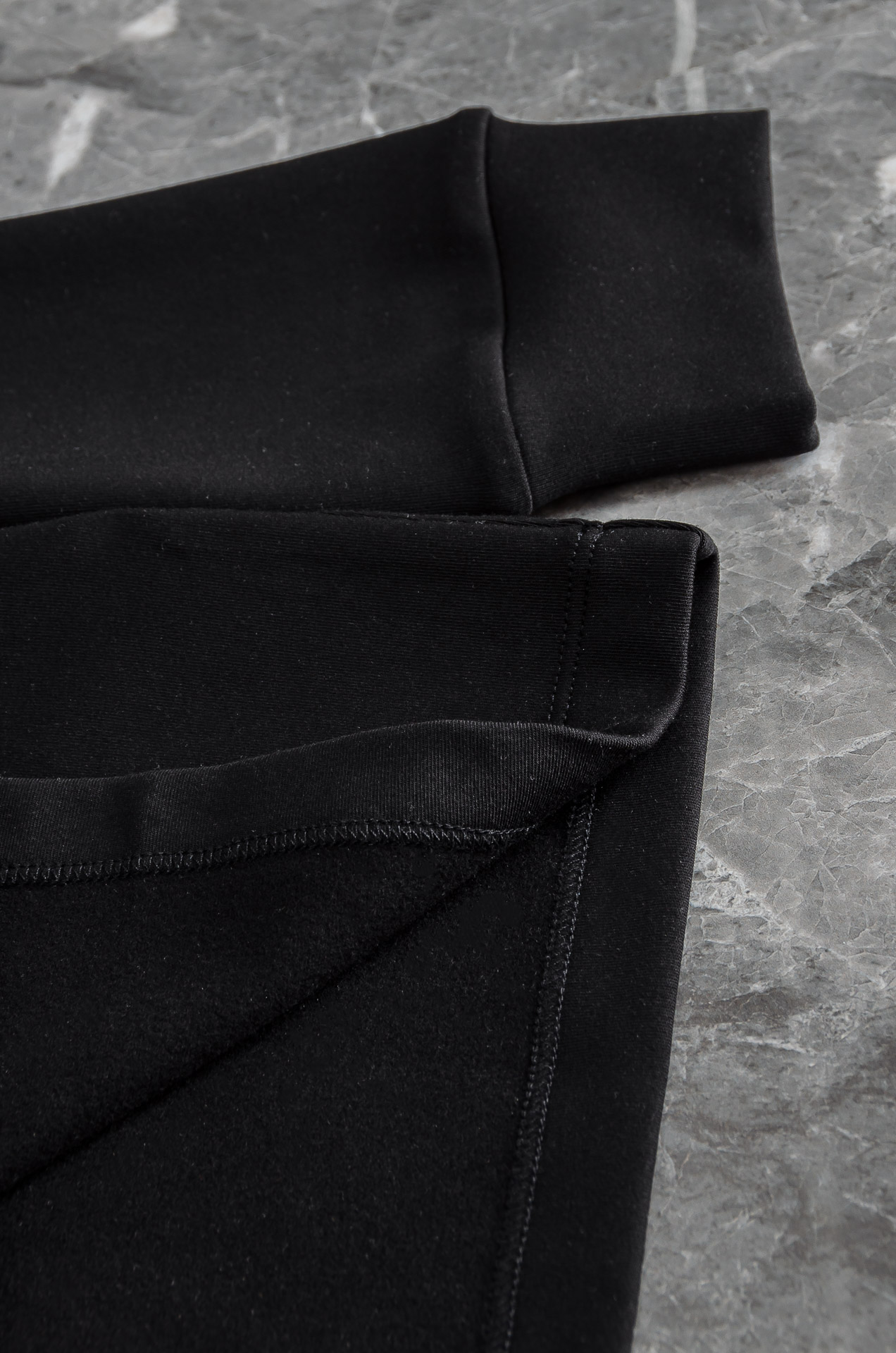 Gucc*i 25FW秋冬新款 立体刺绣男士长袖T恤衫#把重心都放在了面料上，表面清晰可见的细格肌理，足