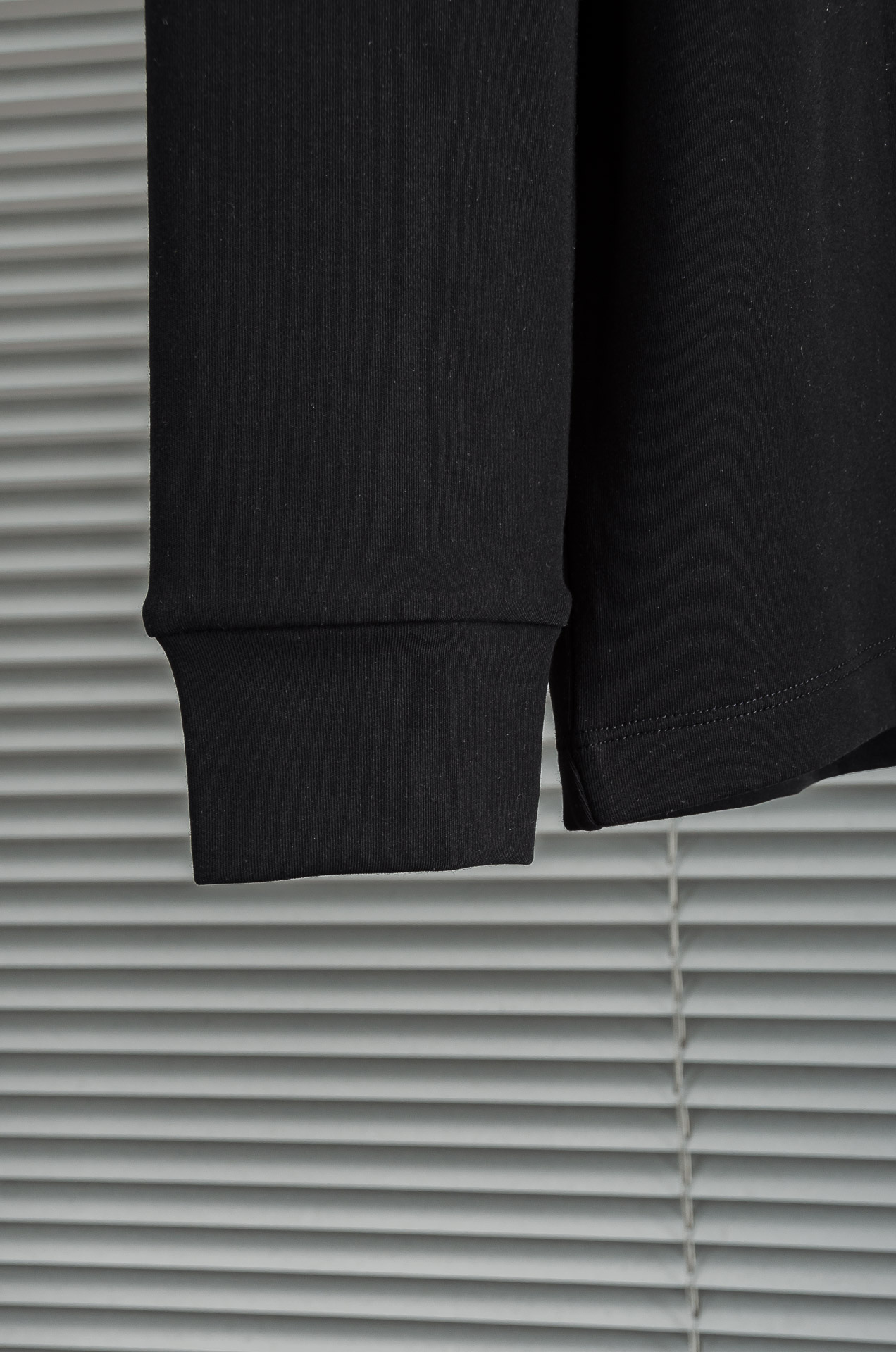 Gucc*i 25FW秋冬新款 立体刺绣男士长袖T恤衫#把重心都放在了面料上，表面清晰可见的细格肌理，足