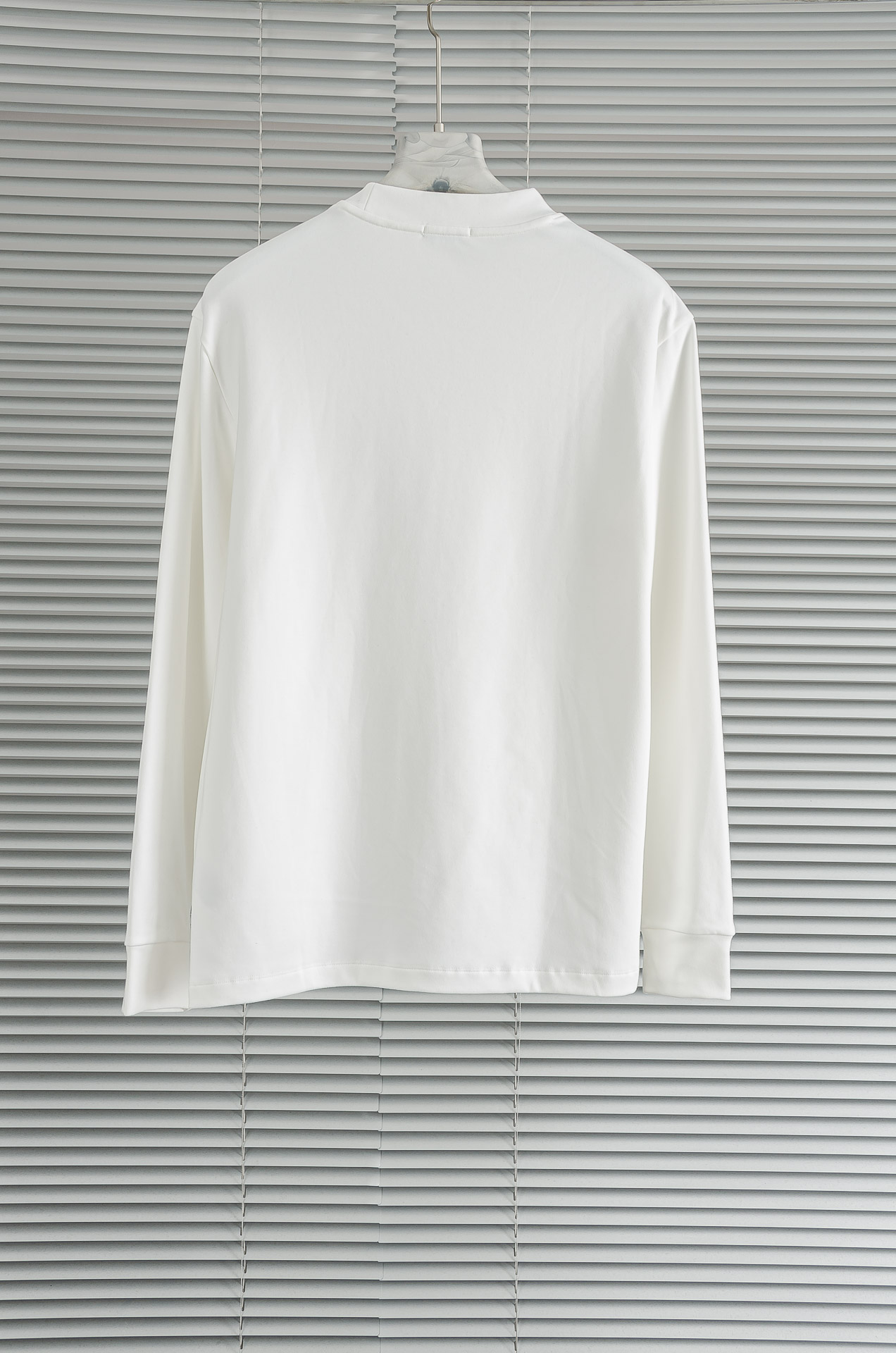 Gucc*i 25FW秋冬新款 立体刺绣男士长袖T恤衫#把重心都放在了面料上，表面清晰可见的细格肌理，足