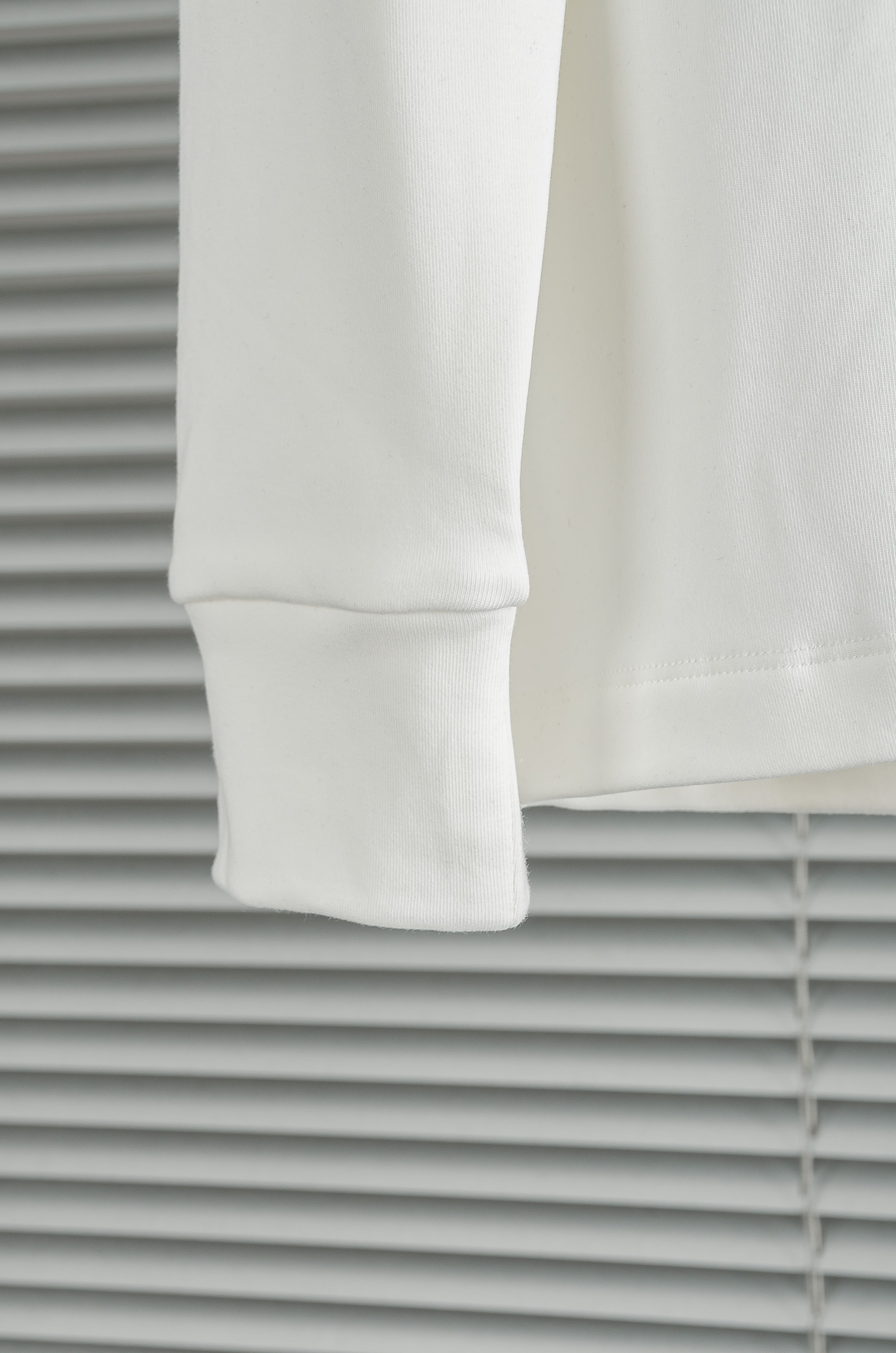 Gucc*i 25FW秋冬新款 立体刺绣男士长袖T恤衫#把重心都放在了面料上，表面清晰可见的细格肌理，足