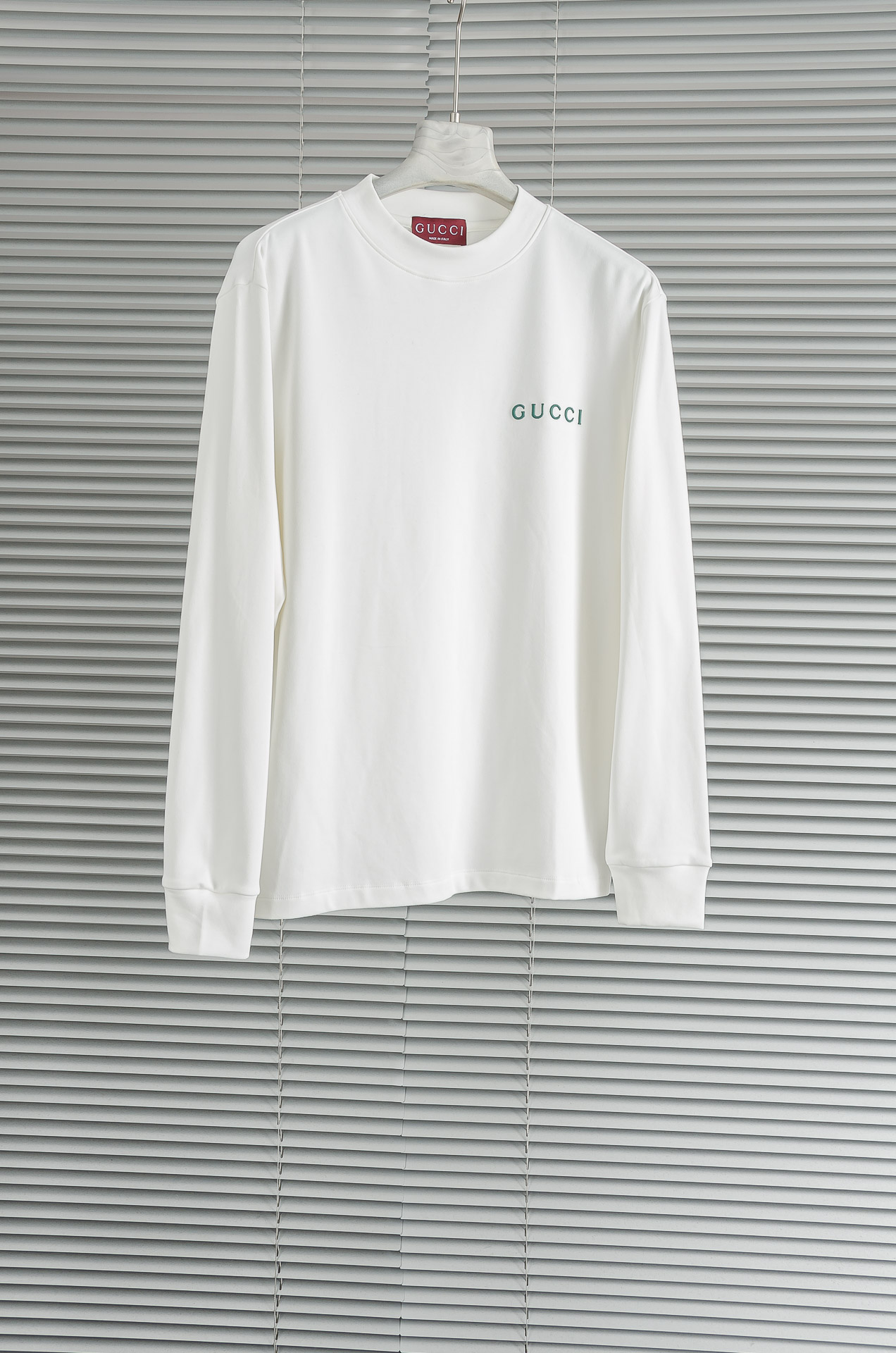 Gucc*i 25FW秋冬新款 立体刺绣男士长袖T恤衫#把重心都放在了面料上，表面清晰可见的细格肌理，足