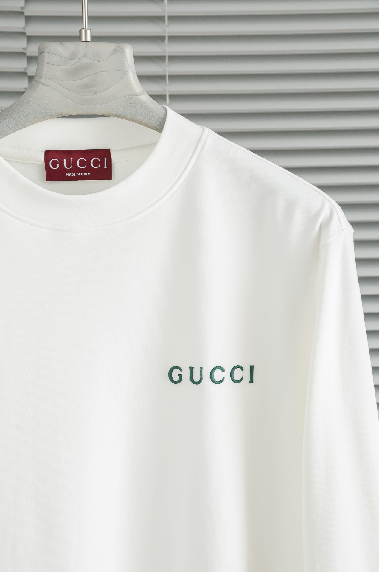 Gucc*i 25FW秋冬新款 立体刺绣男士长袖T恤衫#把重心都放在了面料上，表面清晰可见的细格肌理，足