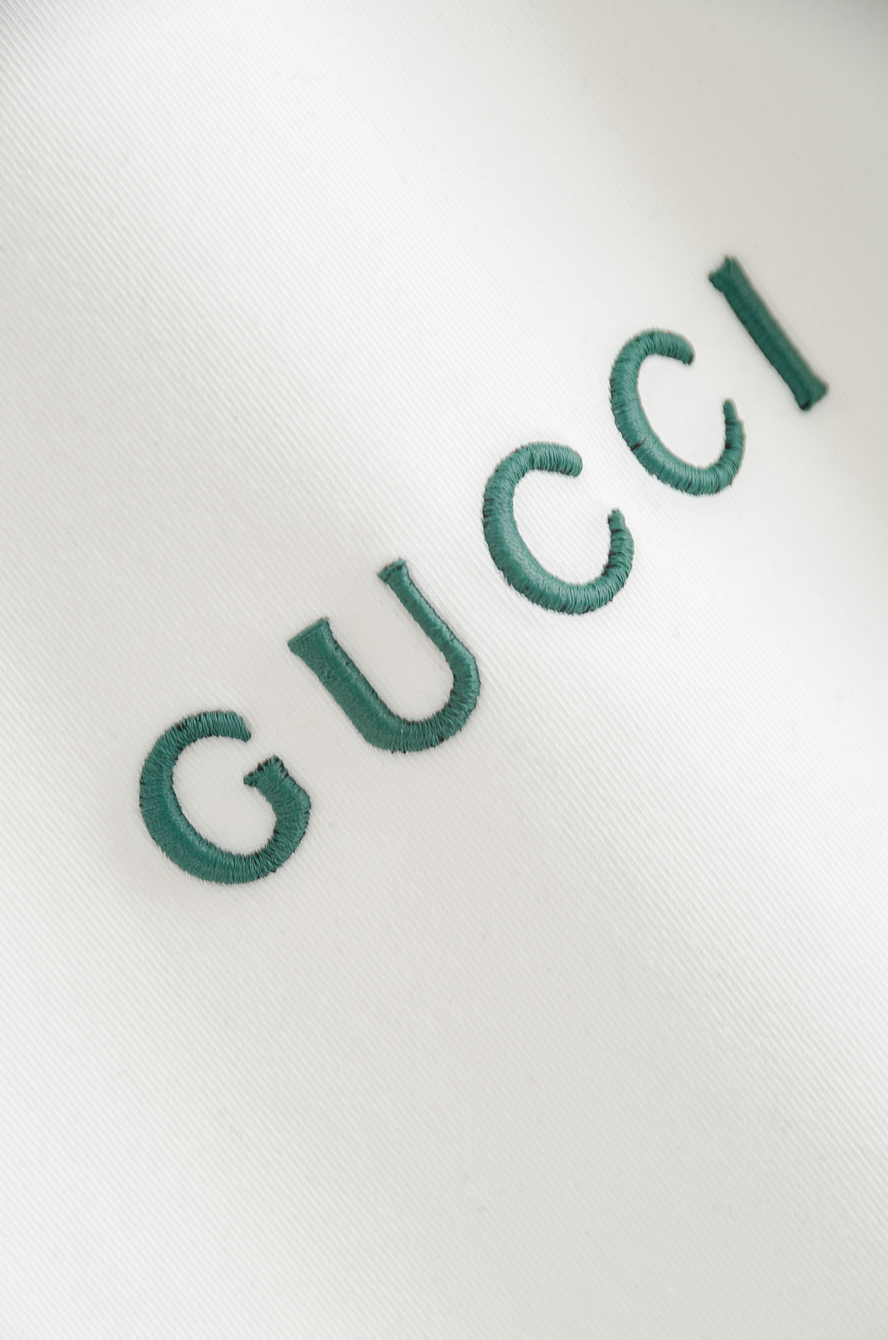 Gucc*i 25FW秋冬新款 立体刺绣男士长袖T恤衫#把重心都放在了面料上，表面清晰可见的细格肌理，足