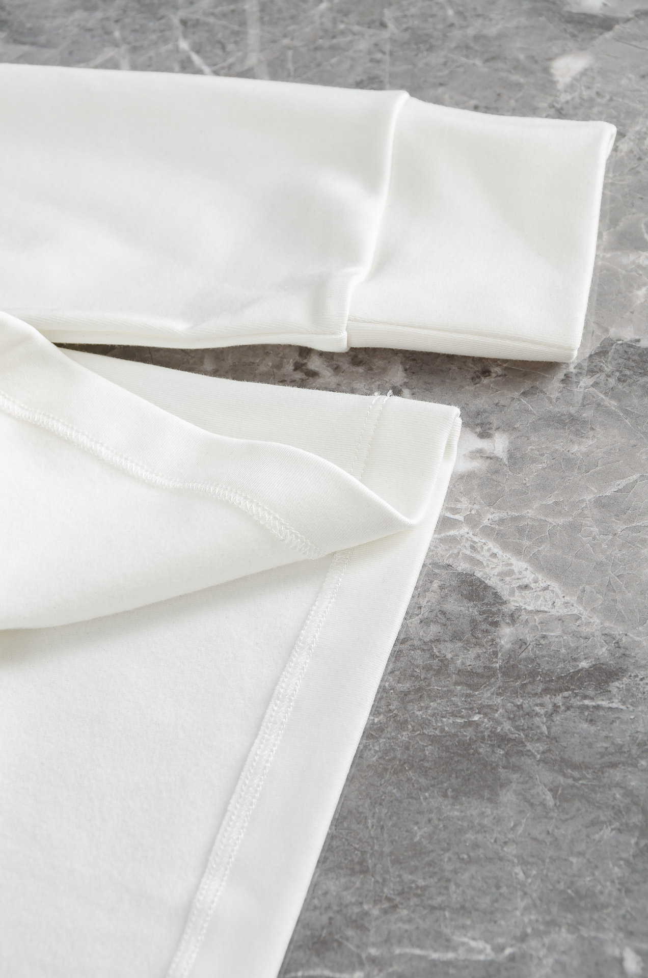 Gucc*i 25FW秋冬新款 立体刺绣男士长袖T恤衫#把重心都放在了面料上，表面清晰可见的细格肌理，足