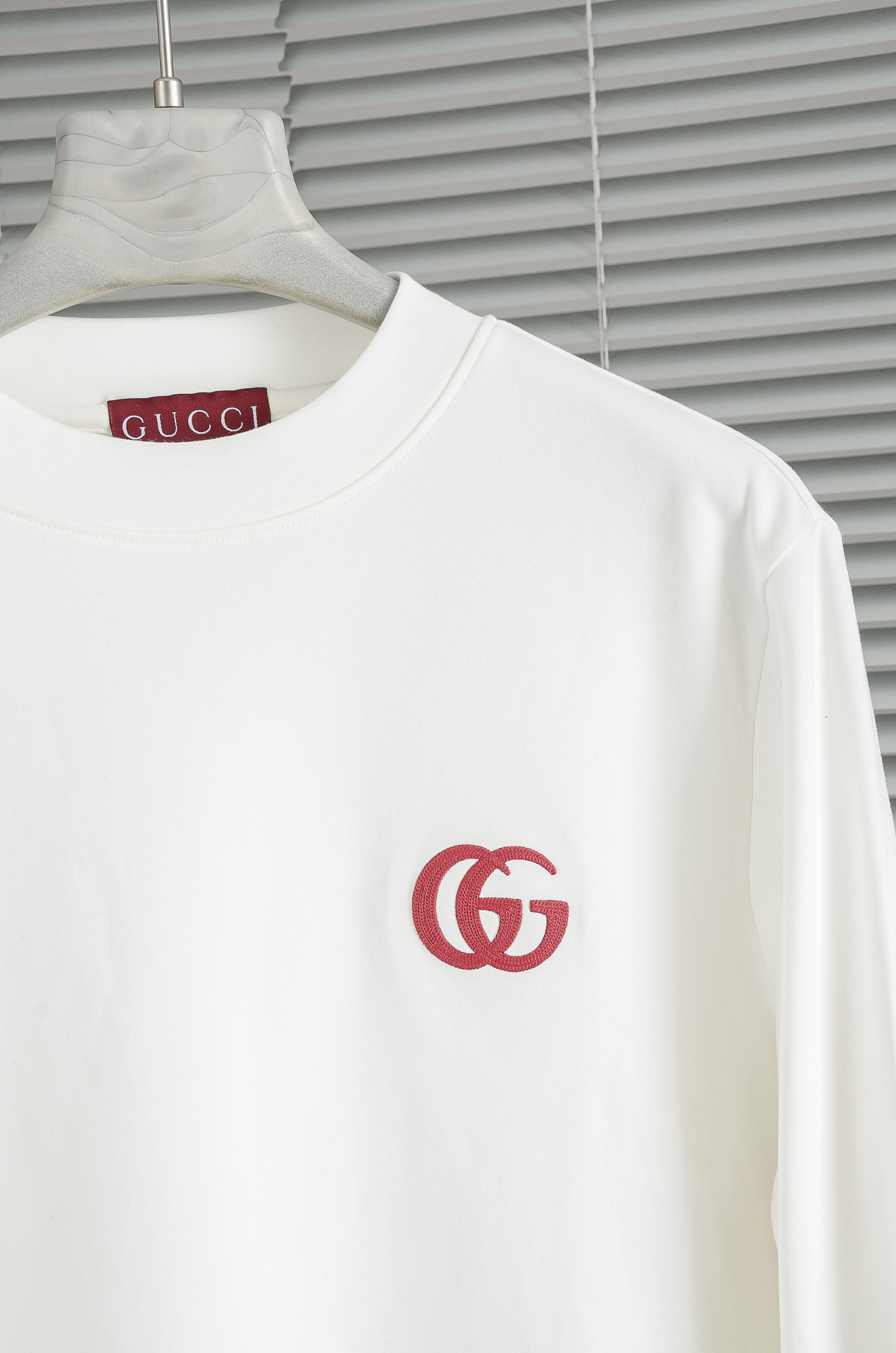 Gucc*i 25FW秋冬新款 立体刺绣男士长袖T恤衫#把重心都放在了面料上，表面清晰可见的细格肌理，足