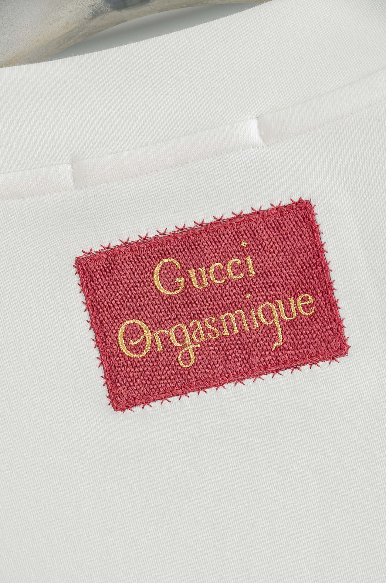 Gucc*i 25FW秋冬新款 立体刺绣男士长袖T恤衫#把重心都放在了面料上，表面清晰可见的细格肌理，足