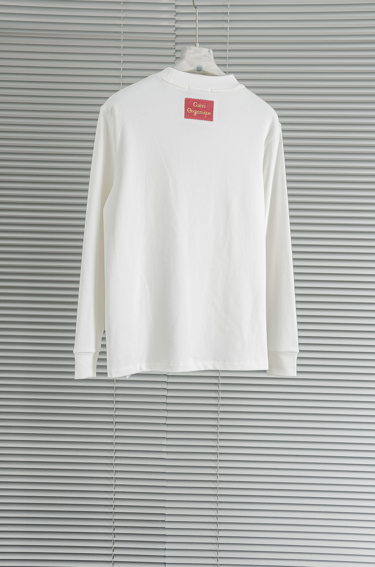 Gucc*i 25FW秋冬新款 立体刺绣男士长袖T恤衫#把重心都放在了面料上，表面清晰可见的细格肌理，足