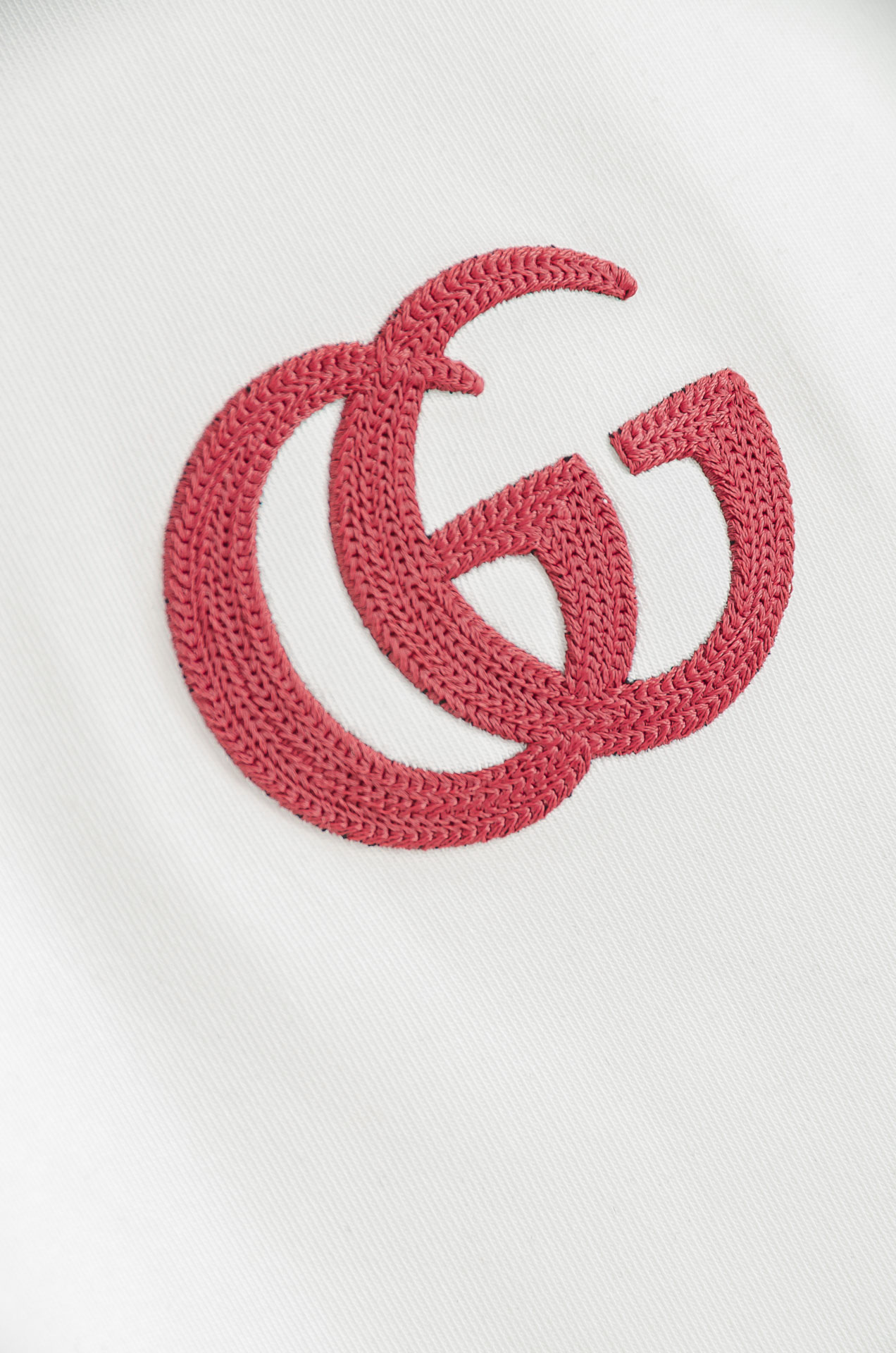 Gucc*i 25FW秋冬新款 立体刺绣男士长袖T恤衫#把重心都放在了面料上，表面清晰可见的细格肌理，足