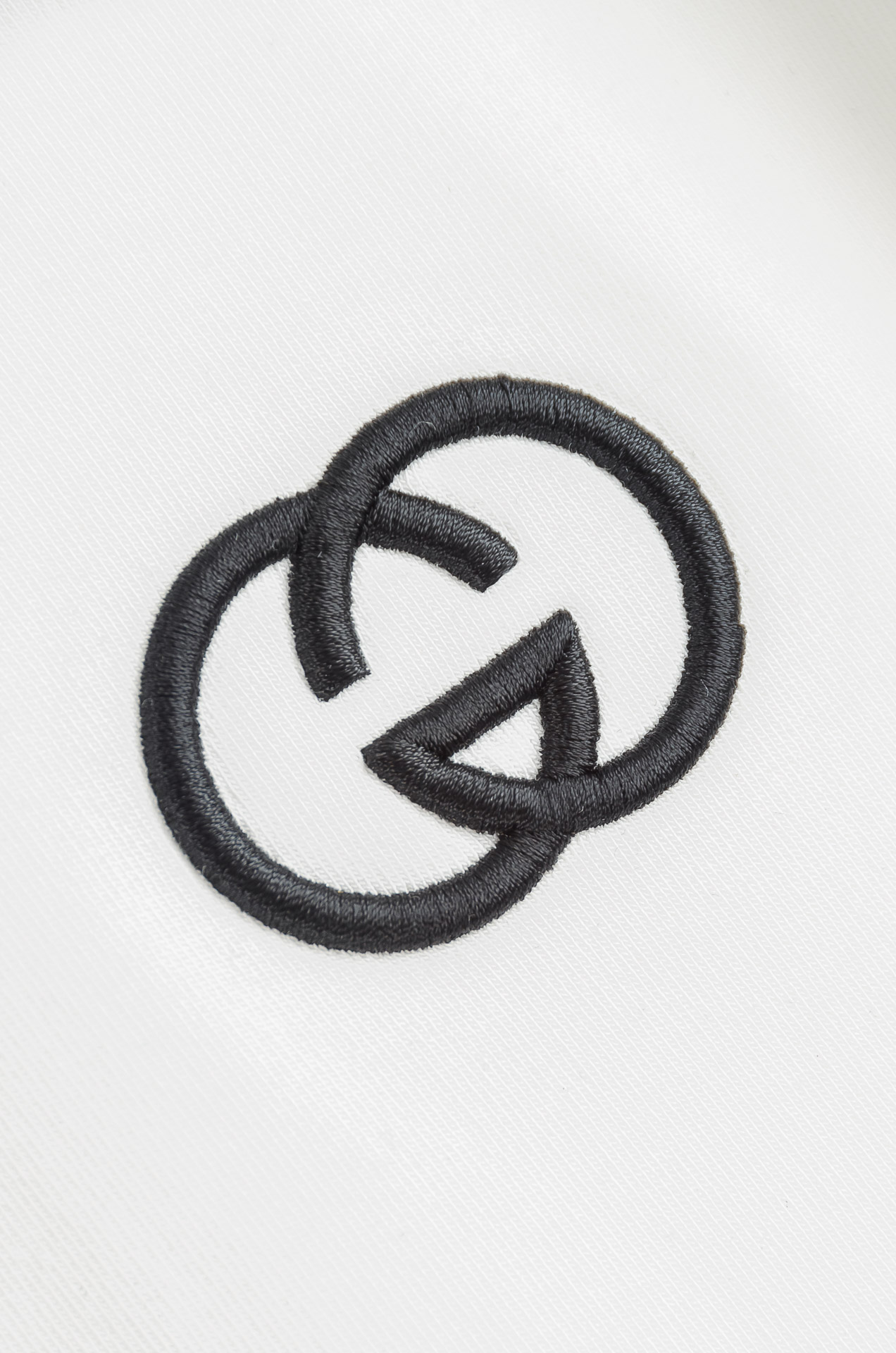 Gucc*i 25FW秋冬新款 立体刺绣男士长袖T恤衫#把重心都放在了面料上，表面清晰可见的细格肌理，足