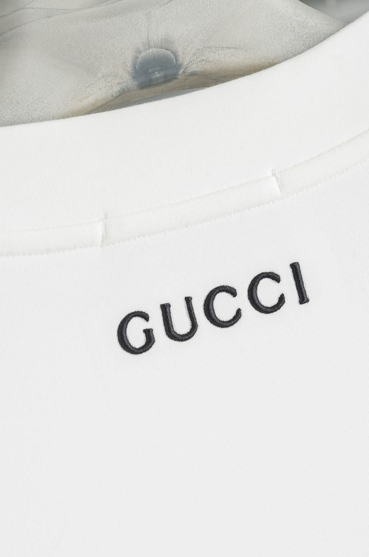 Gucc*i 25FW秋冬新款 立体刺绣男士长袖T恤衫#把重心都放在了面料上，表面清晰可见的细格肌理，足