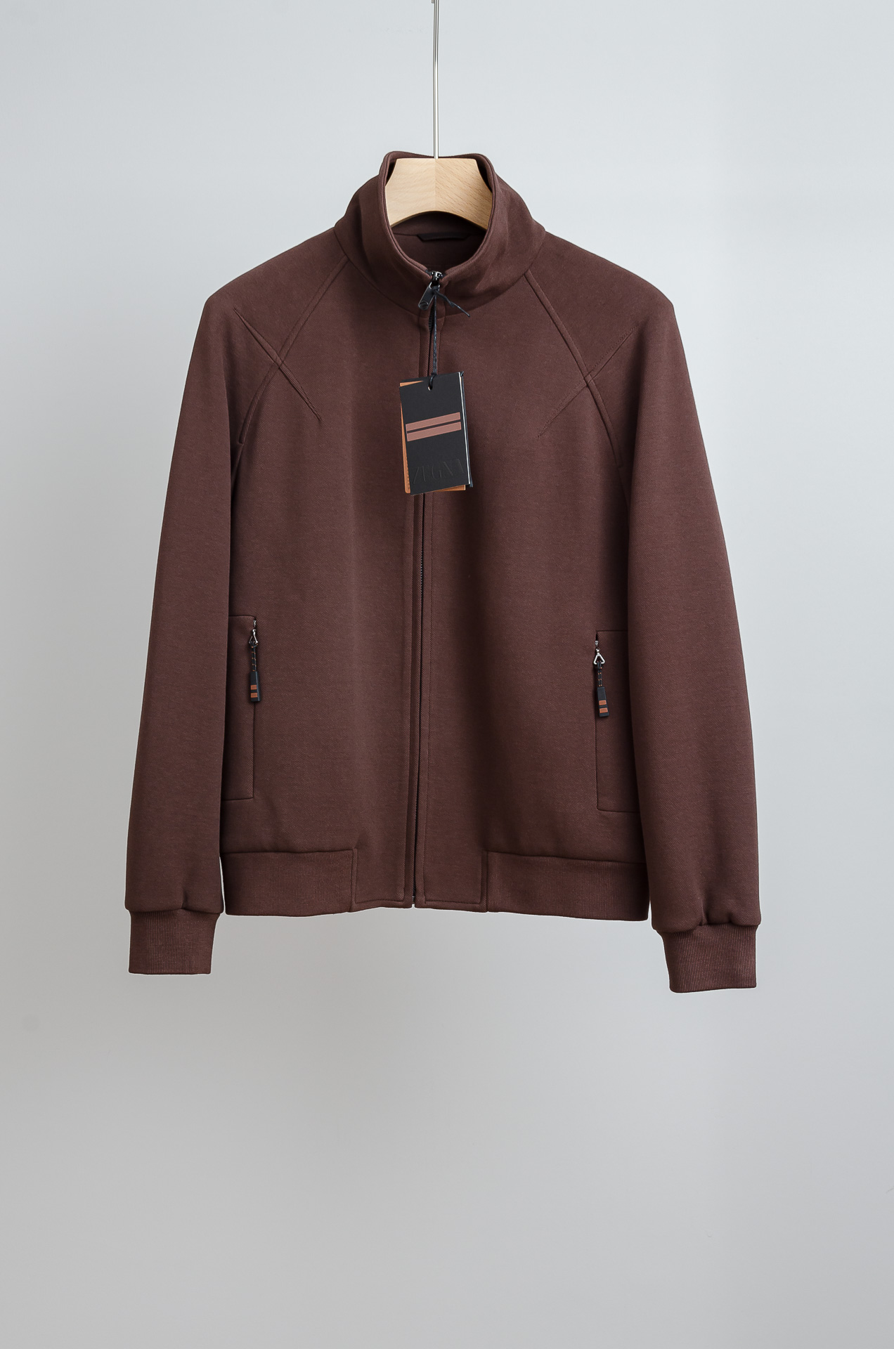 NO:703349,Jenny#亚zegn/a  2026FW autumn and winter latest classic stand-up collar jacket #The stand-up collar design improves warmth and has a retro feel. The cuffs and hem are elastically closed, and the windproof effect is better. The overall style is simple and elegant, and it looks stylish when paired with jeans or casual pants. The design continues to be neat and capable, and also adds a touch of retro texture.  Simple and elegant, it does not restrict your wrists when moving. The straight hem cut makes the overall line smoother. Whether it is tucked into the waistband or hanging naturally, it can maintain a neat outline. The iconic plaid lining is used on the inside, which is smooth and skin-friendly, and can be worn and taken off smoothly. It will not cause static elec19860909杰尼#亚zegn/a 2026FW秋冬最新经典立领夹克外套#立领设计提升保暖性还带点复古感.袖口和下摆弹性收口,防风效果更赞.整体简约大气,搭配牛仔裤或休闲裤都很有型,设计上延续了利落干练,还增添了一抹复古的质感.简洁大方,活动时也不会束缚手腕.直下摆的剪裁让整体线条更流畅,无论是塞进裤腰还是自然垂落,都能保持利落的轮廓.内里选用标志性格纹里布,光滑亲肤,穿脱顺滑,搭配衬衫或T恤都不会产生静电或摩擦不适. 沉稳百搭,体面姿态也可以自在随心.当别人还在为紧绷的正装束手束脚时,你已经找到了职场着装的完美平衡点. 尺码M-XXXL（48-56）,,zegna,jeans,jackets & coats,jackets & coats,shirts,tees，t-shirt,,Men's clothing