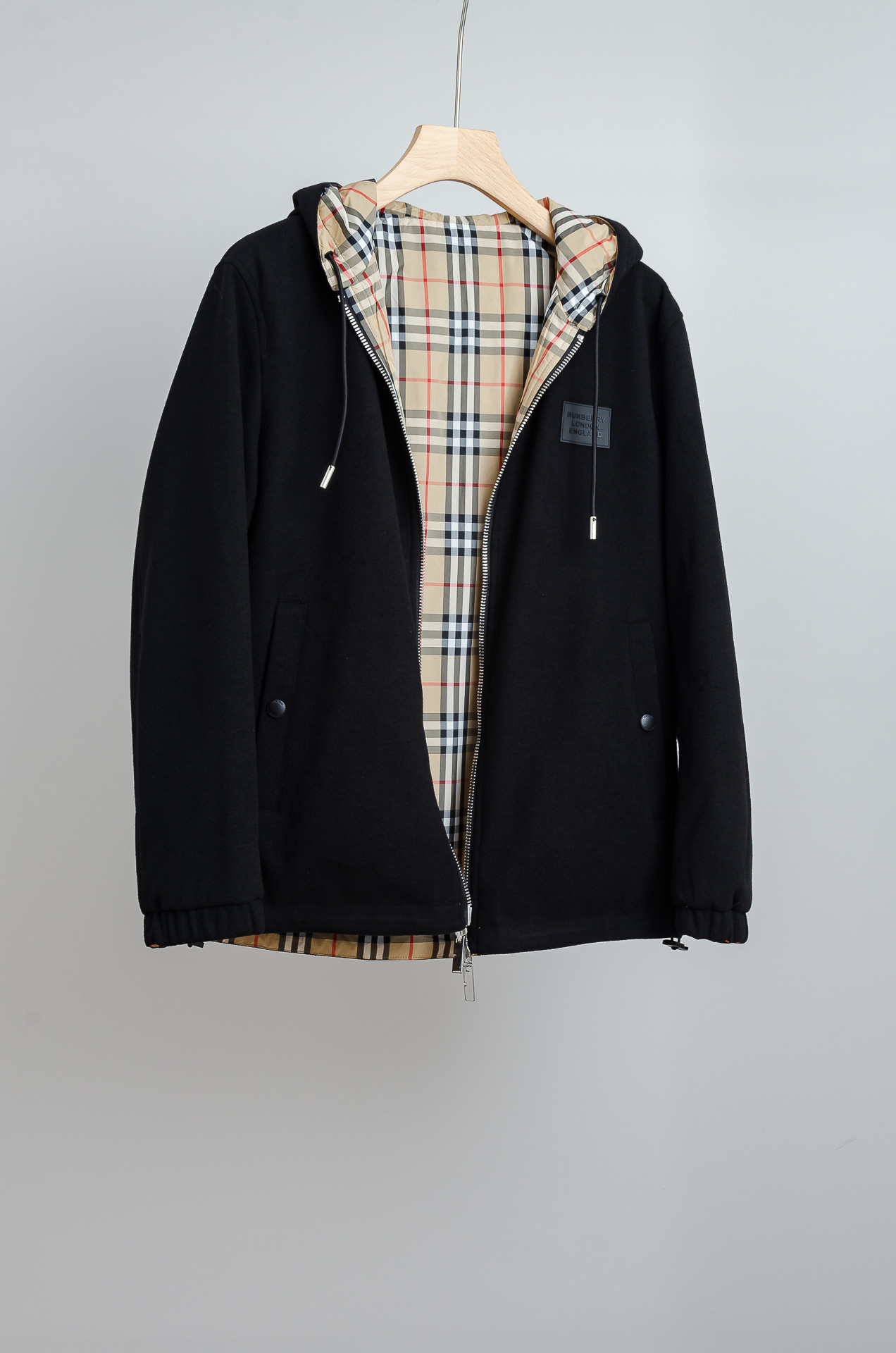NO:525900,BBR  Burberry 2025fw's latest classic two-sided hooded jacket jacket # is a fashionable choice that combines style and comfort. It is made of two different fabrics, one with classic British plaid to make you feel luxurious and quality. The other is made of knitted wool fabric, which is soft and comfortable and elastic, making your wearing experience more comfortable and breathable. The placket of the jacket is designed with a guide rail double-opening pull-out design, and the exclusive open mold pull-out plate can easily achieve double-sided wear, making the zipper smooth and smooth. The adjustable hat ring design and elastic cuff elasticity make it better to protect against wind.  It also makes you feel more comfortable and comfortable during activities. After hundreds of craftsmanship carefully polished, this jacket shows a sense of gorgeousness and luxury, and the details show quality. It gives high strength characteristics, is anti-wrinkle, waterproof and durable; on the other side, it uses 50 polyester fiber wool, bringing the characteristics of soft and elasticity. This is a fashionable choice that makes your upper body feel textured and delicate and silky. No matter which side, this jacket will make you feel the combination of quality and unique charm, becoming an indispensable part of your fashion trend.  Size M-XXXL (48-56), Burberry, Jackets & coats, Jackets & coats, Hats, Alexander wang19860909BBR 巴宝莉2025fw最新经典两面穿连帽夹克外套#是一款兼具风格与舒适感的时尚选择.以两种不同面料打造而成,一面采经典英伦格纹让你感受到奢华与品质.另一面用针织羊毛面料打造,柔软舒适、具备弹性,让你的穿着体验更为舒适和透气.夹克的门襟采用导轨双开拉头设计,独家开模拉片轻松实现双面穿着,使拉链顺滑平整.可调节的帽圈口设计和松紧袖口弹力则更好地防风,并让你在活动中感到更自如和舒适.经过上百道工艺的精心打磨,这款夹克展现出华丽与奢侈感,细节之处彰显着品质.赋予了高强度的特性,抗皱防水耐穿；另一面则采用50聚酯纤维羊毛成分,带来了手感柔软和富有弹性的特质.这是一种让你上身有质感,表面细腻丝滑的时尚选择.无论在哪一面,这款夹克都将让你感受到品质与独特魅力的结合,成为你时尚潮流的不可或缺的一部分. 尺码M-XXXL（48-56）,,burberry,jackets & coats,jackets & coats,hats,alexander wang,Men's clothing