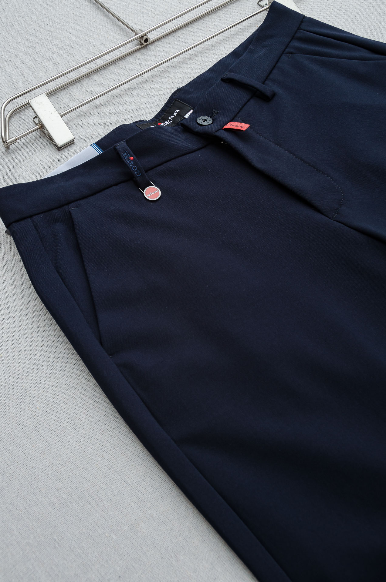 Kiton25FW秋冬新款轻奢时尚定制休闲西裤#简洁干练的风格，精致卓越的品质男装，每款的设计点跟舒适度