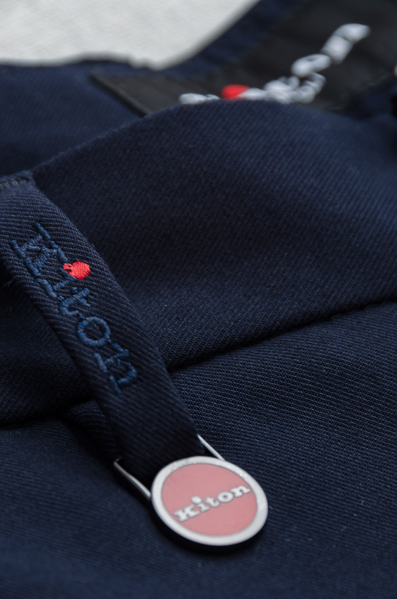 Kiton25FW秋冬新款轻奢时尚定制休闲西裤#简洁干练的风格，精致卓越的品质男装，每款的设计点跟舒适度