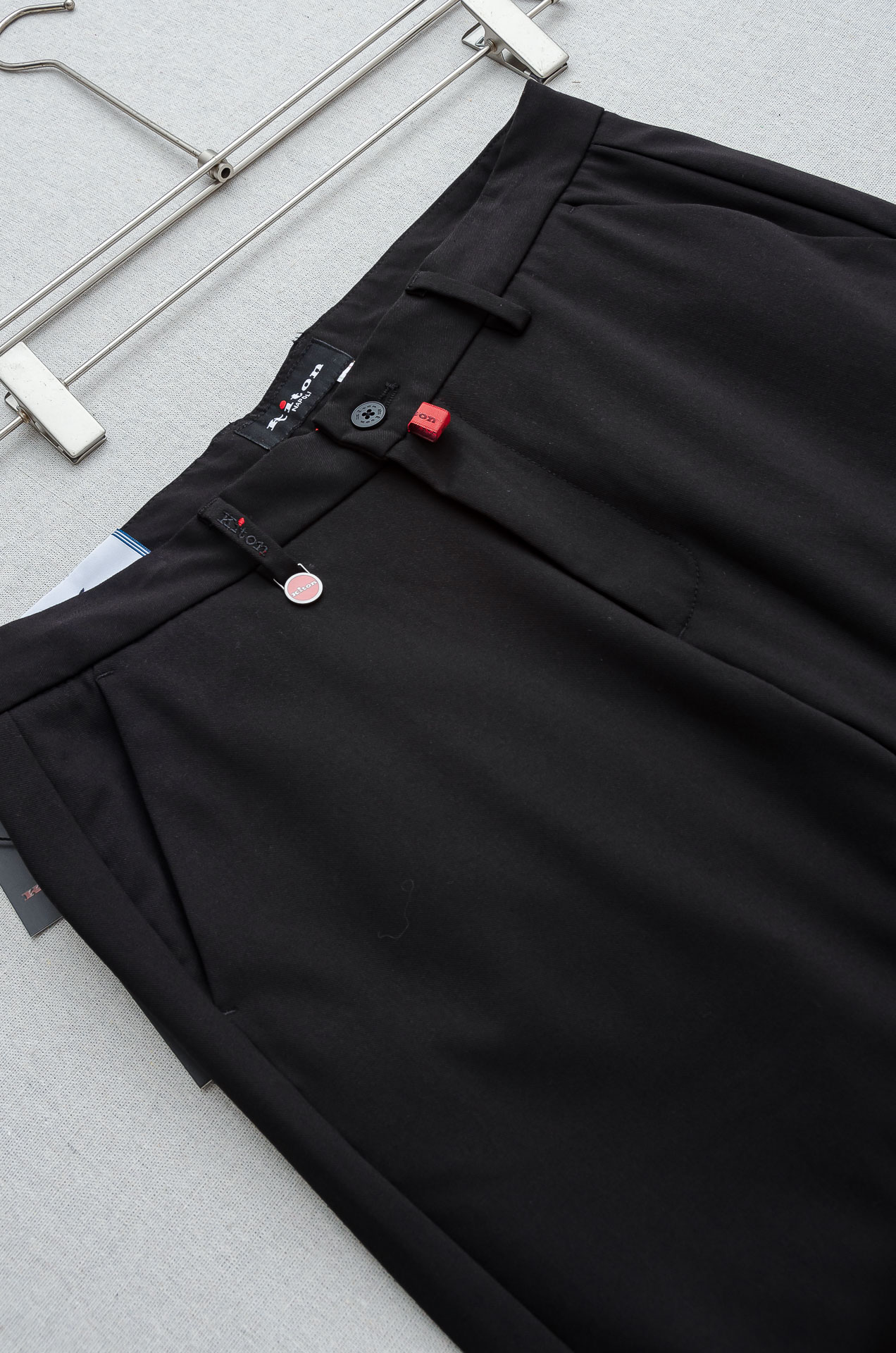 Kiton25FW秋冬新款轻奢时尚定制休闲西裤#简洁干练的风格，精致卓越的品质男装，每款的设计点跟舒适度