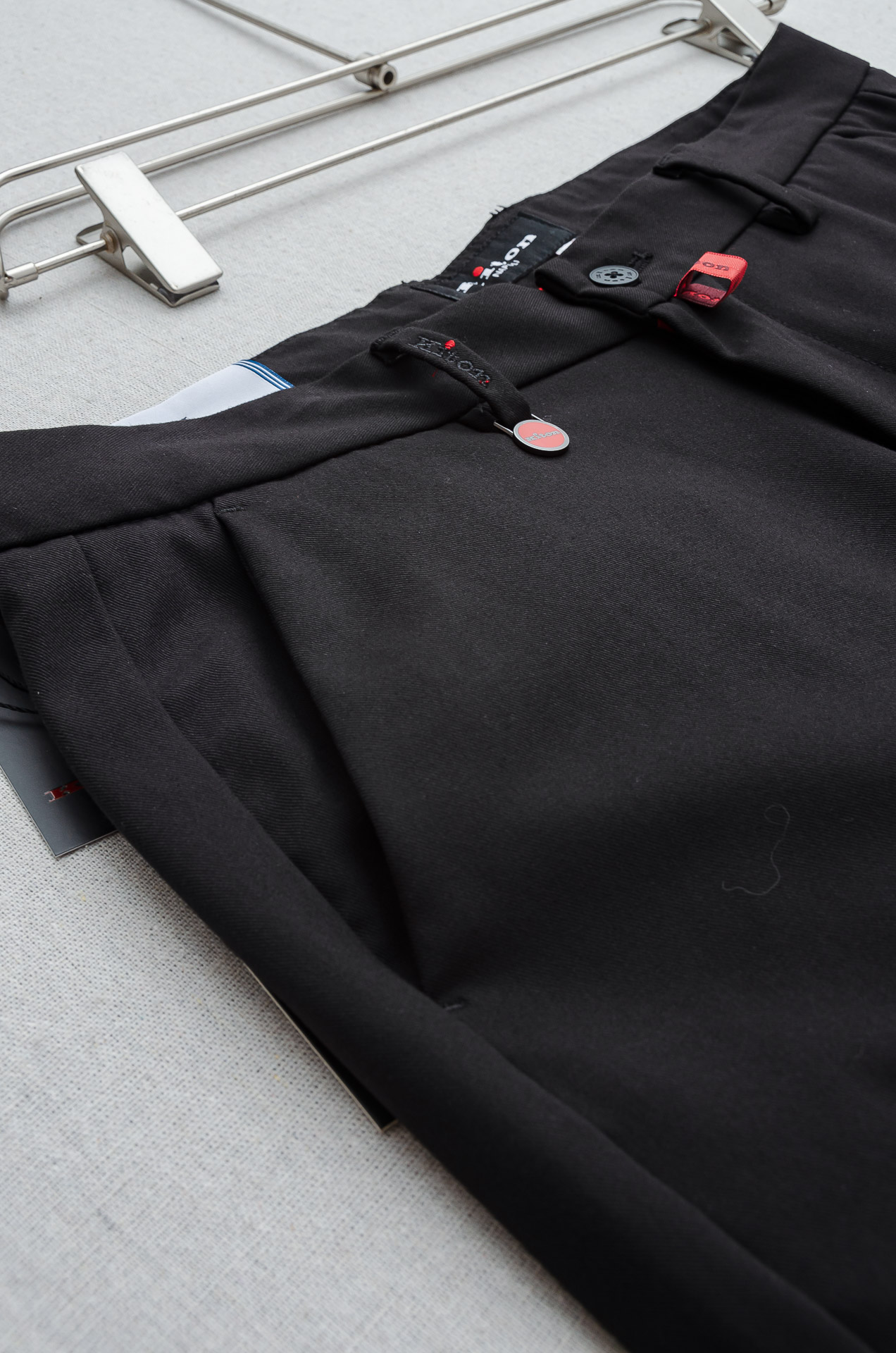 Kiton25FW秋冬新款轻奢时尚定制休闲西裤#简洁干练的风格，精致卓越的品质男装，每款的设计点跟舒适度