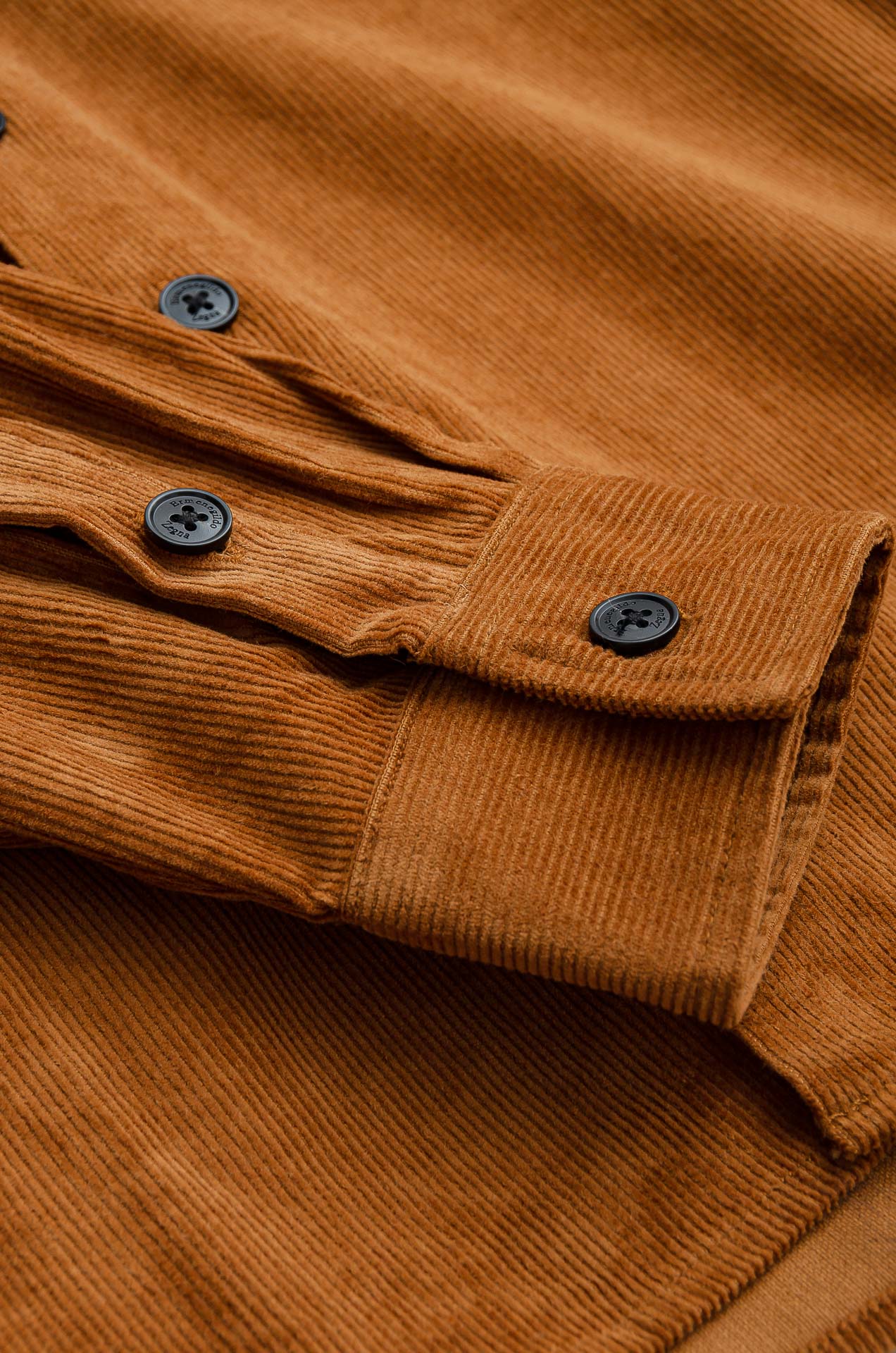 杰尼亚zegna 2025秋冬 东京限定 灯芯绒衬衫外套 秋冬季很实穿 经典款式 特点实版型的剪裁 略微