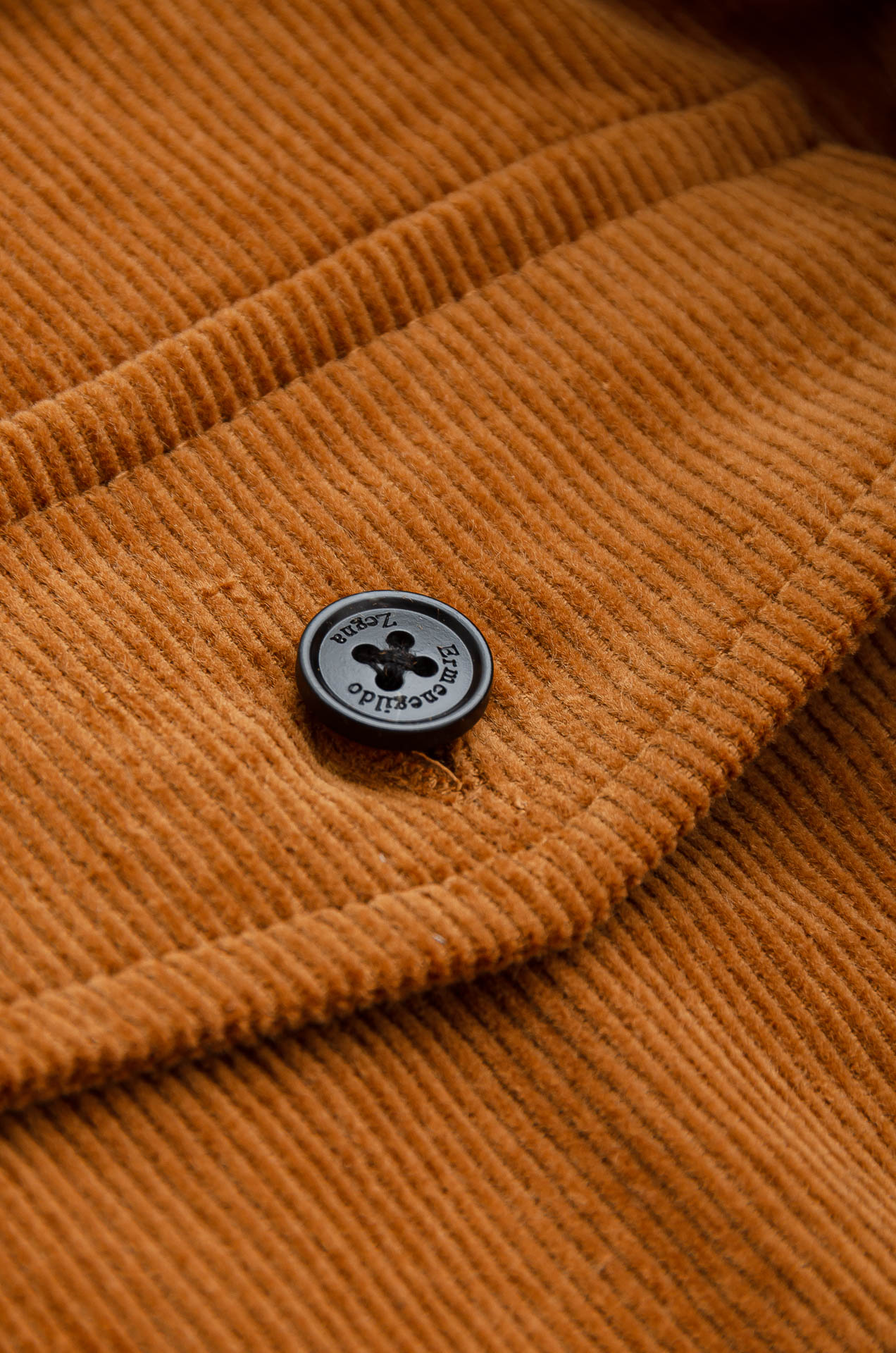 杰尼亚zegna 2025秋冬 东京限定 灯芯绒衬衫外套 秋冬季很实穿 经典款式 特点实版型的剪裁 略微