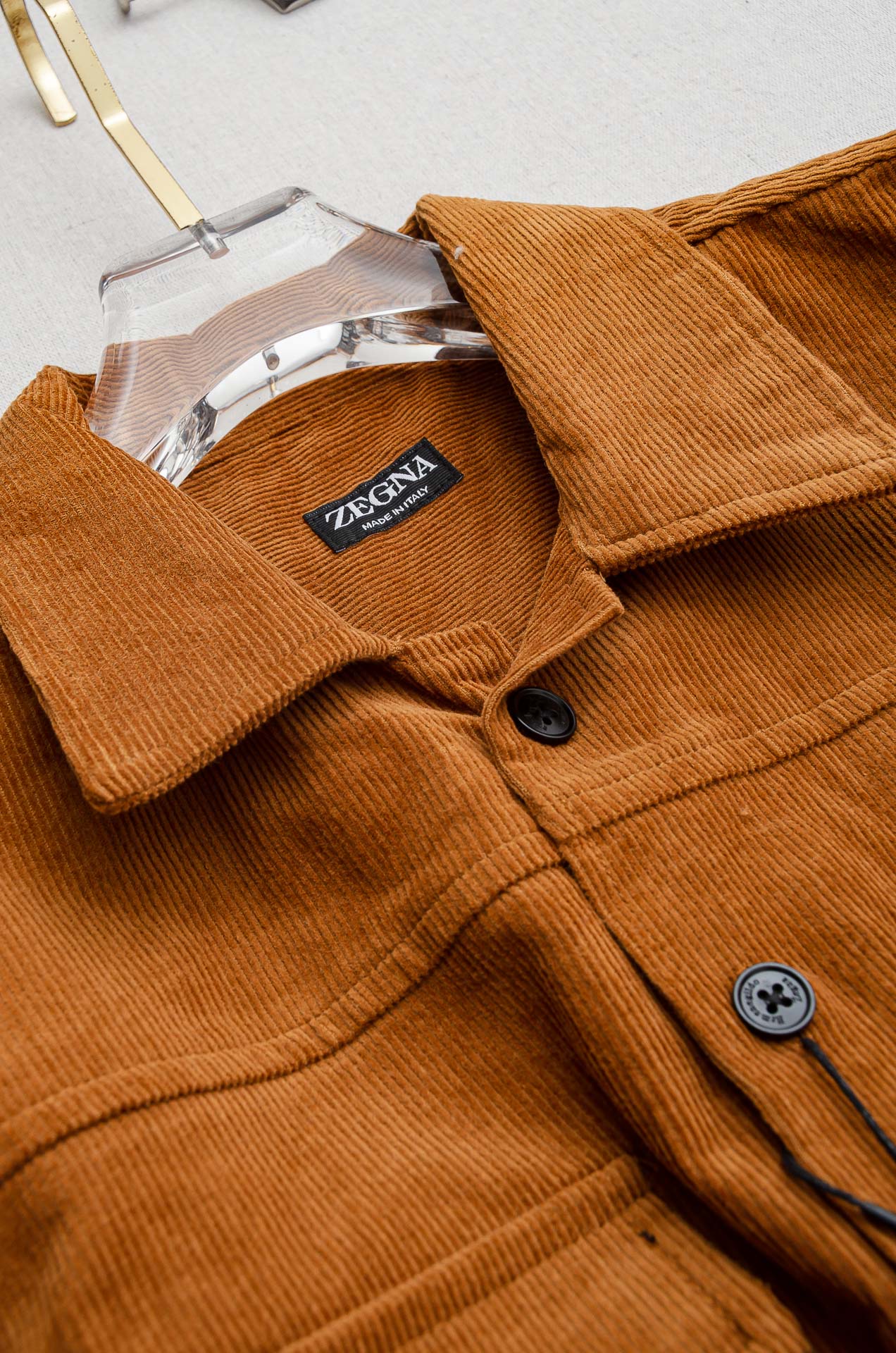 杰尼亚zegna 2025秋冬 东京限定 灯芯绒衬衫外套 秋冬季很实穿 经典款式 特点实版型的剪裁 略微