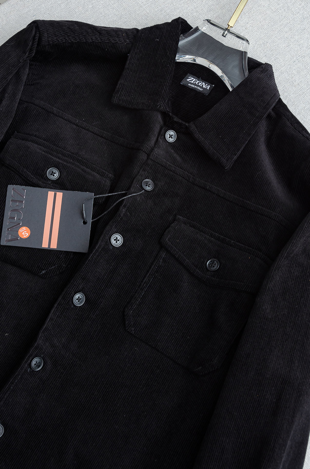 杰尼亚zegna 2025秋冬 东京限定 灯芯绒衬衫外套 秋冬季很实穿 经典款式 特点实版型的剪裁 略微