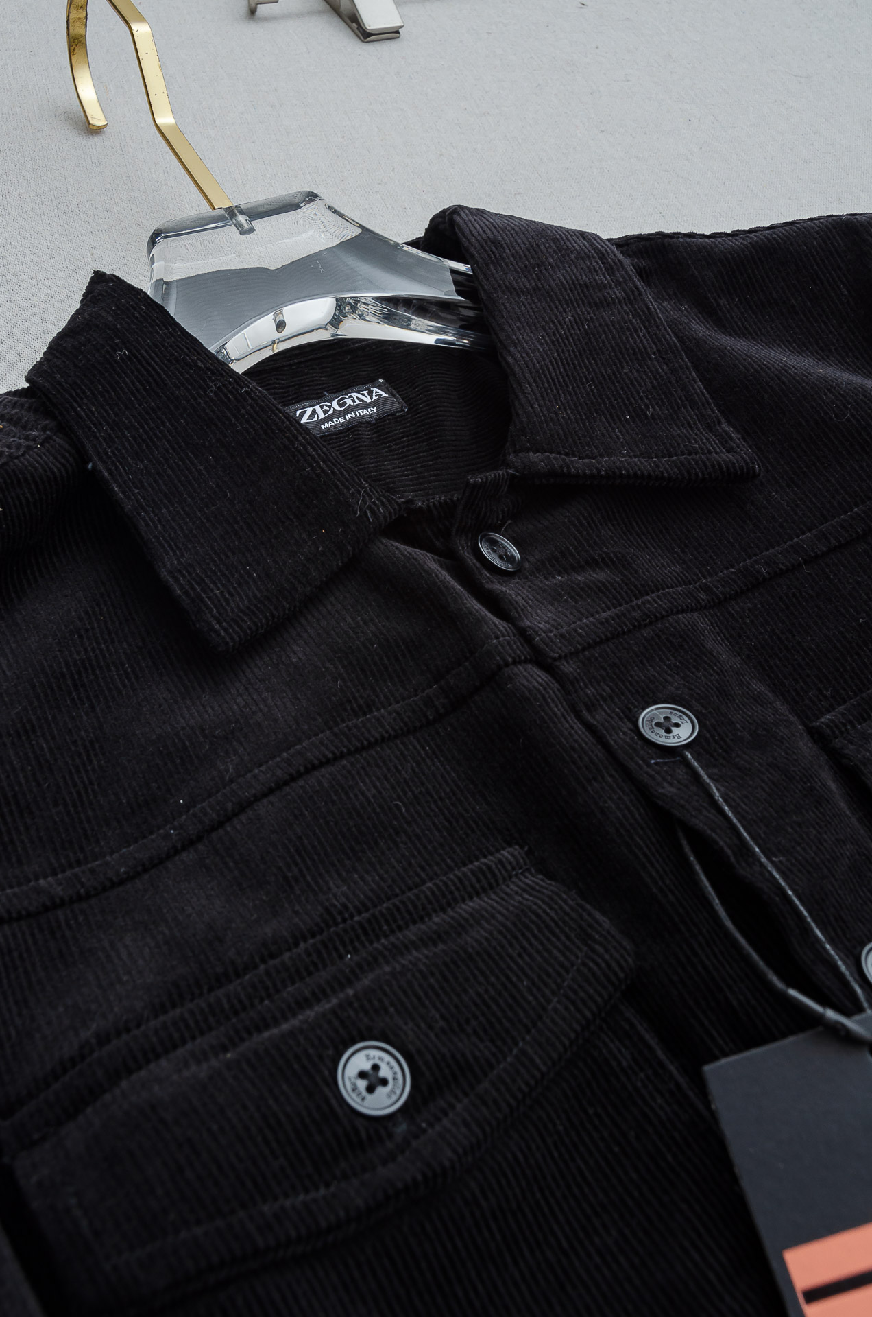 杰尼亚zegna 2025秋冬 东京限定 灯芯绒衬衫外套 秋冬季很实穿 经典款式 特点实版型的剪裁 略微